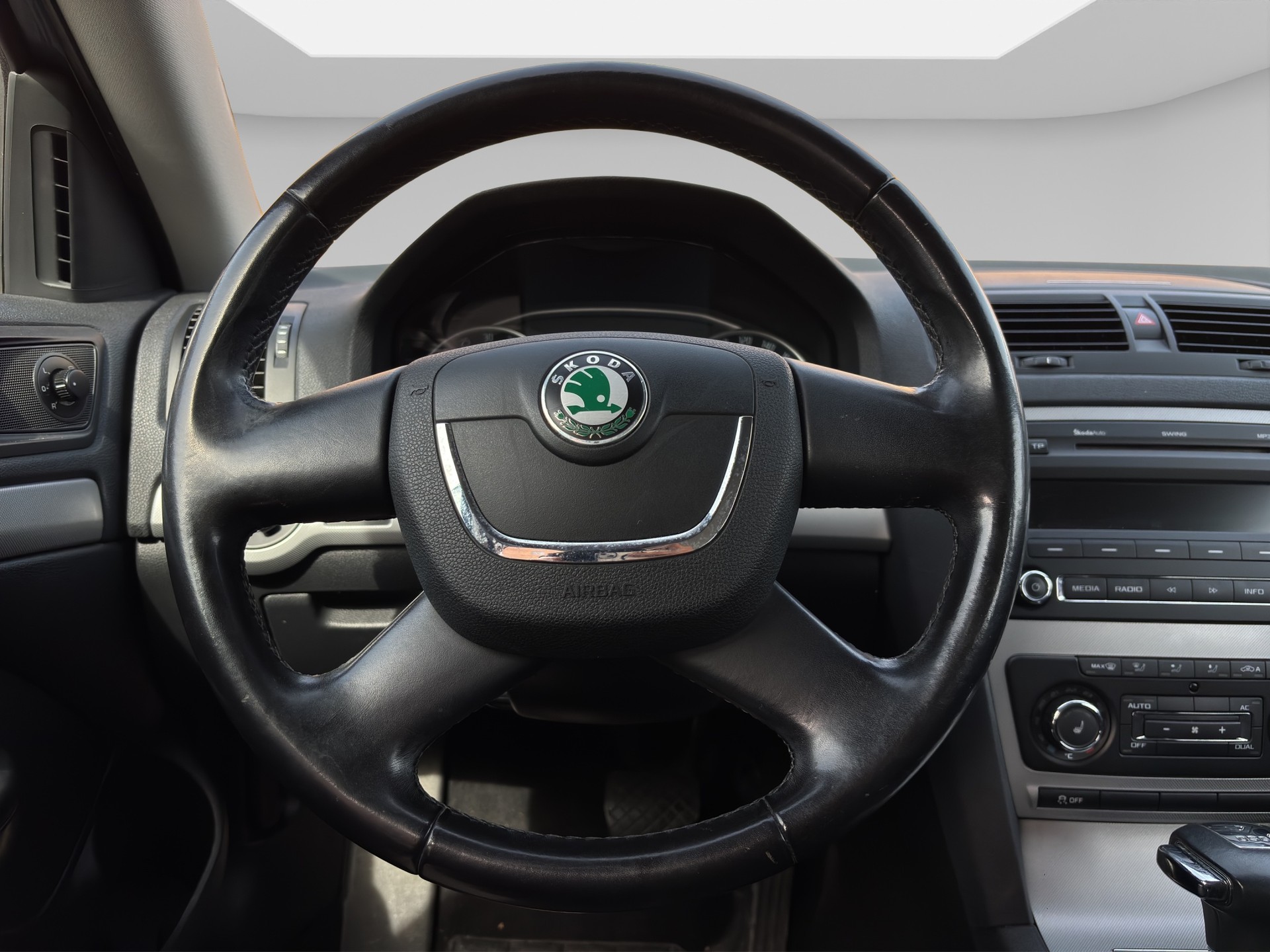 SKODA Octavia Combi 1.6 TDI Elegance DSG-image-9