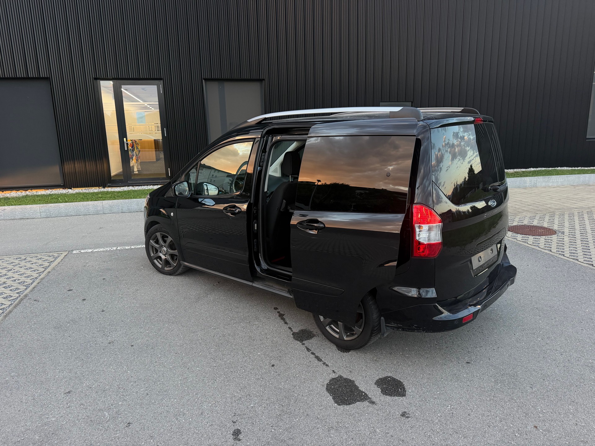 FORD Tourneo Courier 1.0 SCTi Titanium-image-8