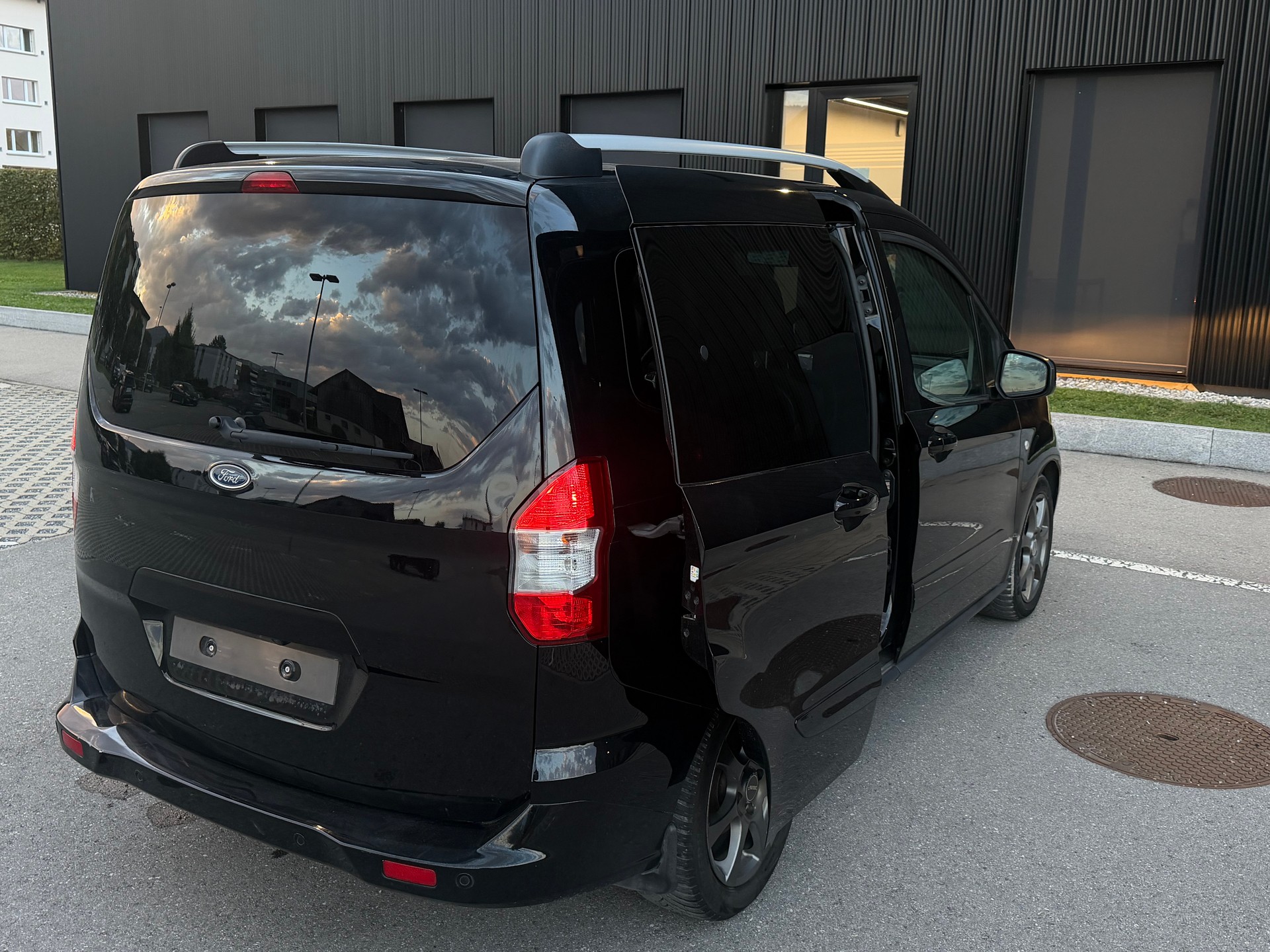 FORD Tourneo Courier 1.0 SCTi Titanium-image-9