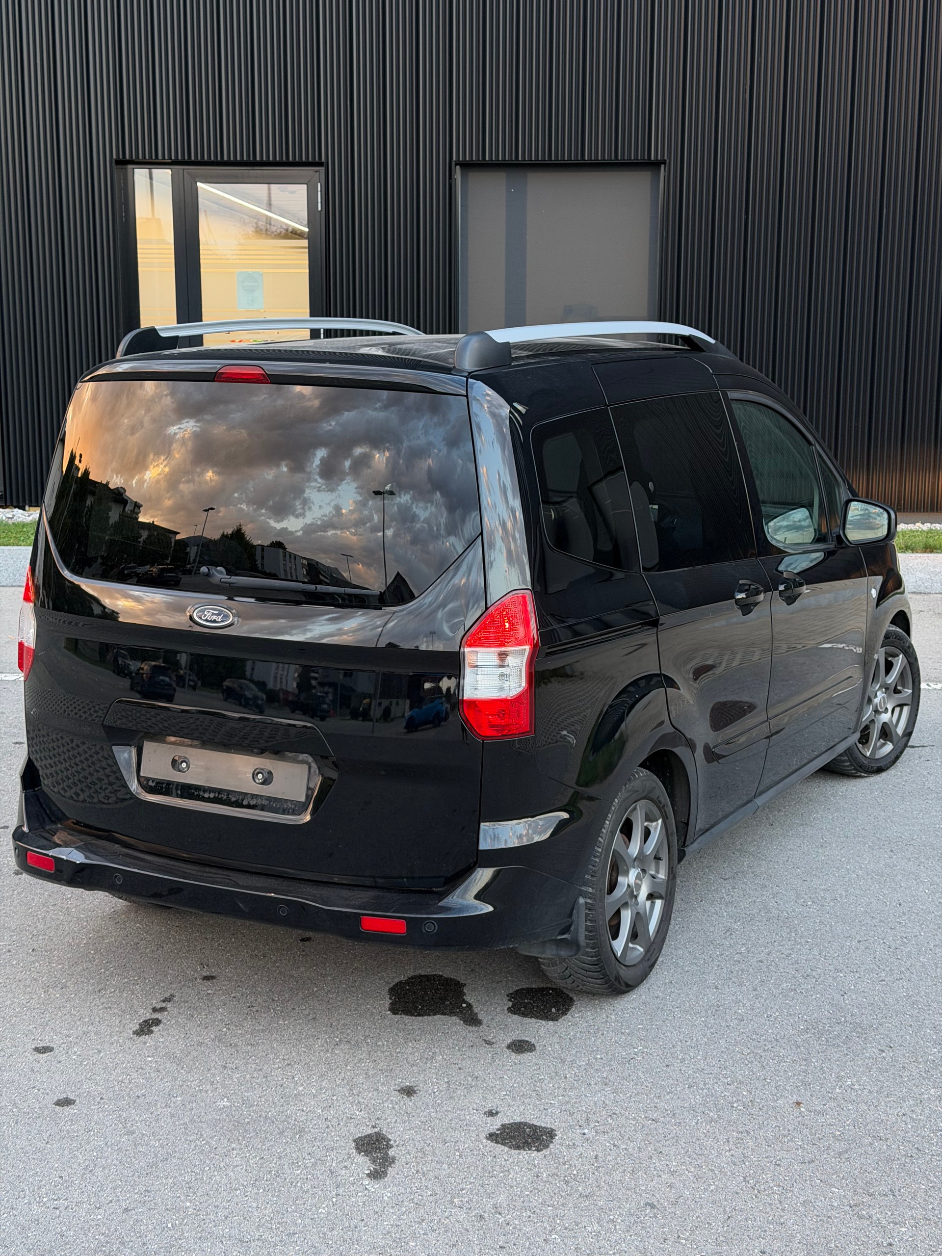 FORD Tourneo Courier 1.0 SCTi Titanium-image-14