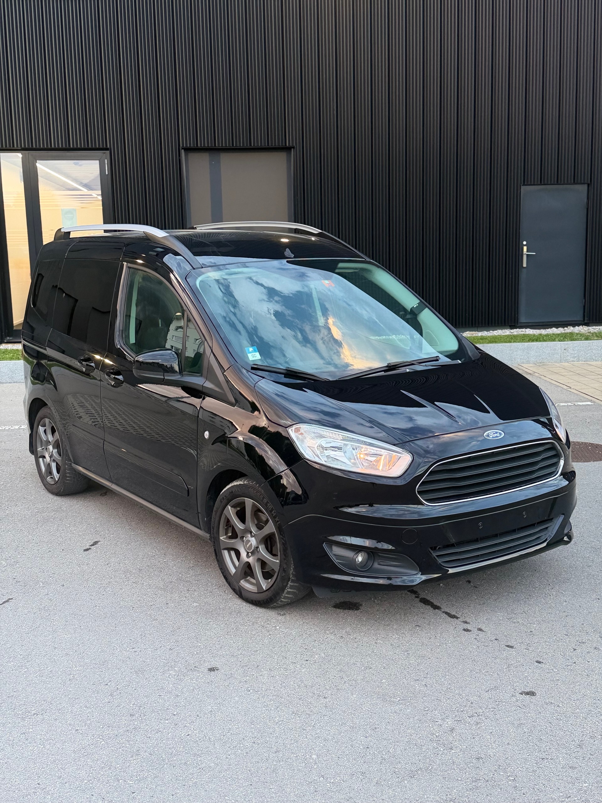 FORD Tourneo Courier 1.0 SCTi Titanium-image-13
