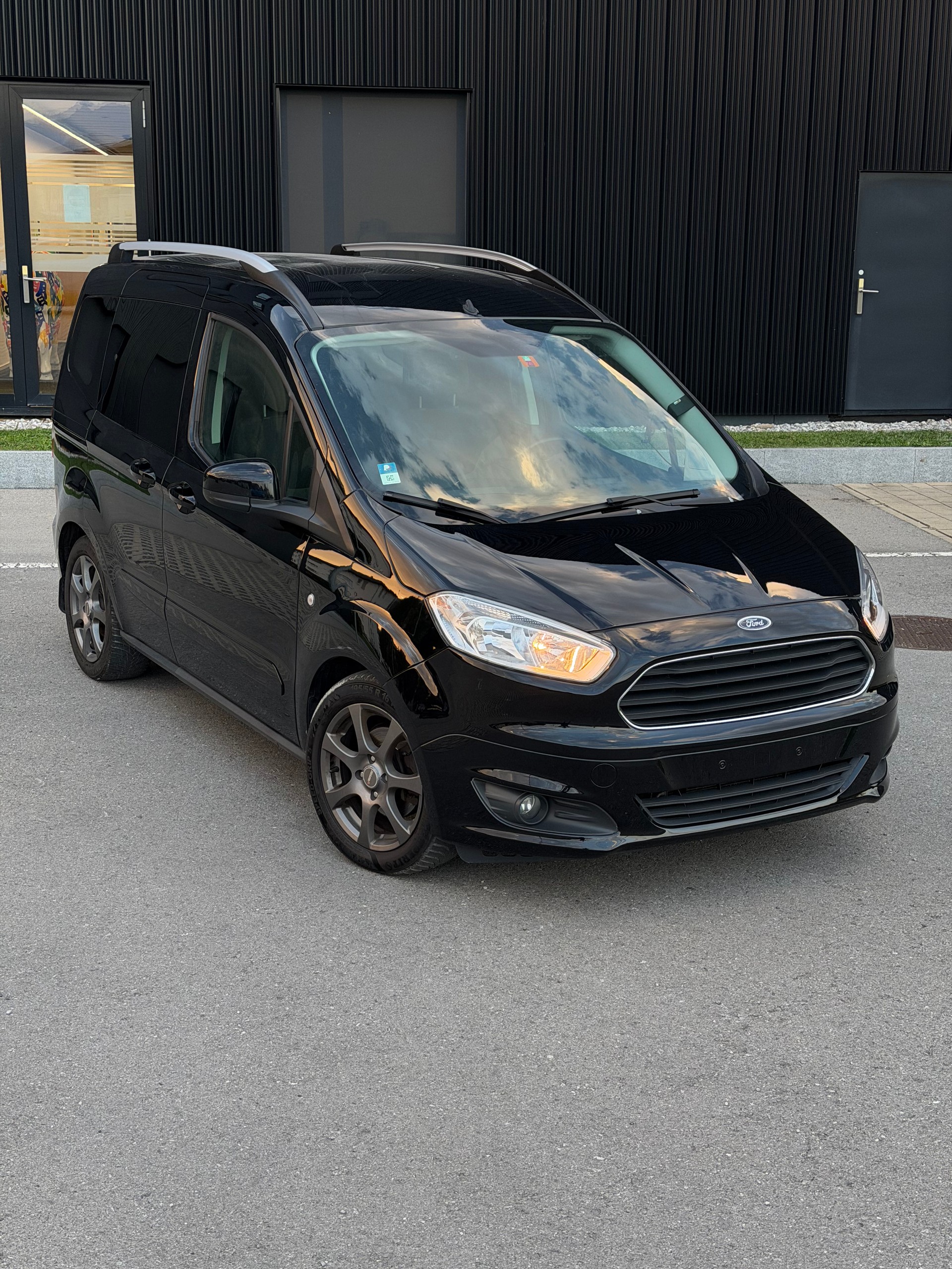 FORD Tourneo Courier 1.0 SCTi Titanium-image-0