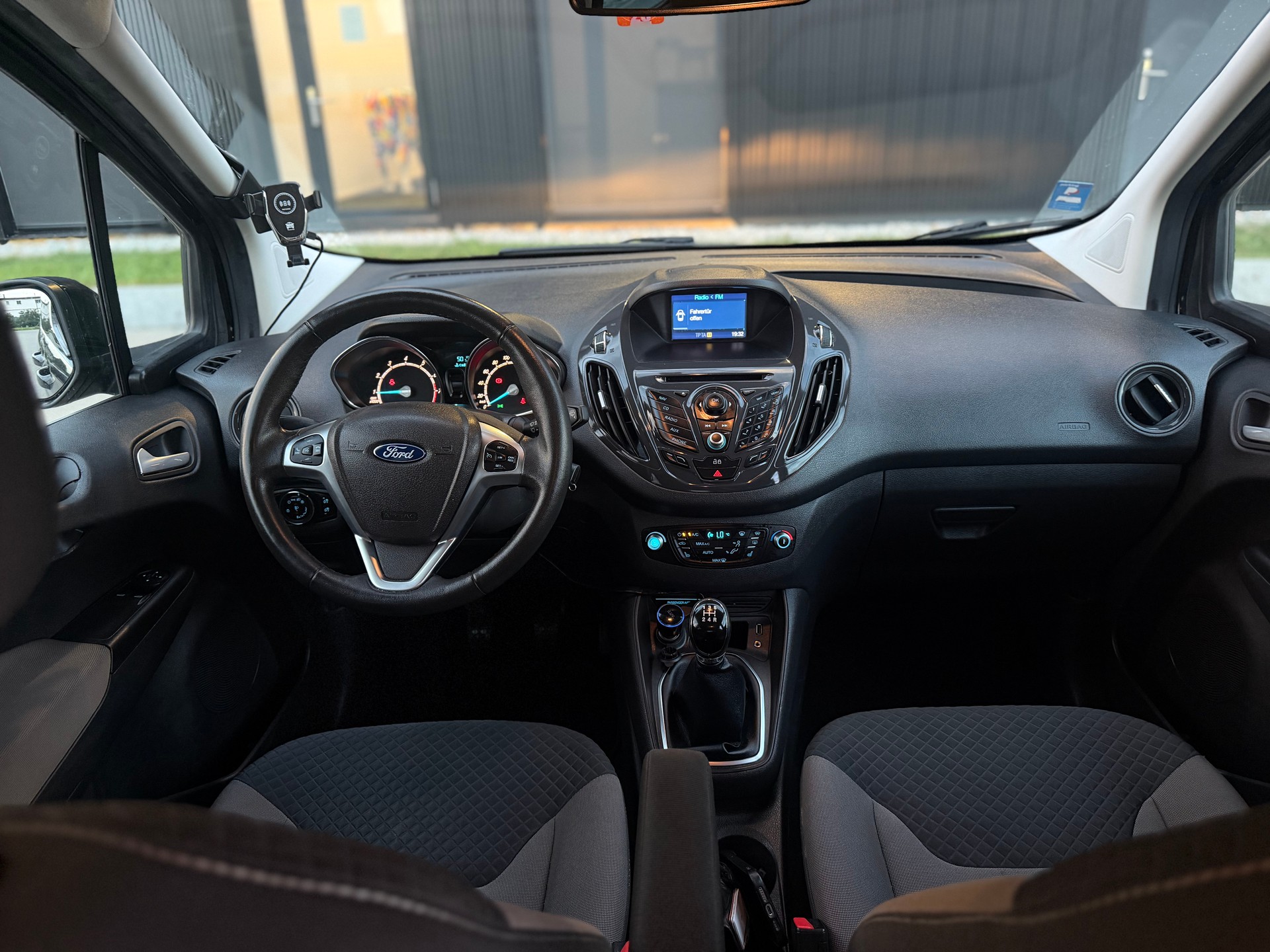 FORD Tourneo Courier 1.0 SCTi Titanium-image-12