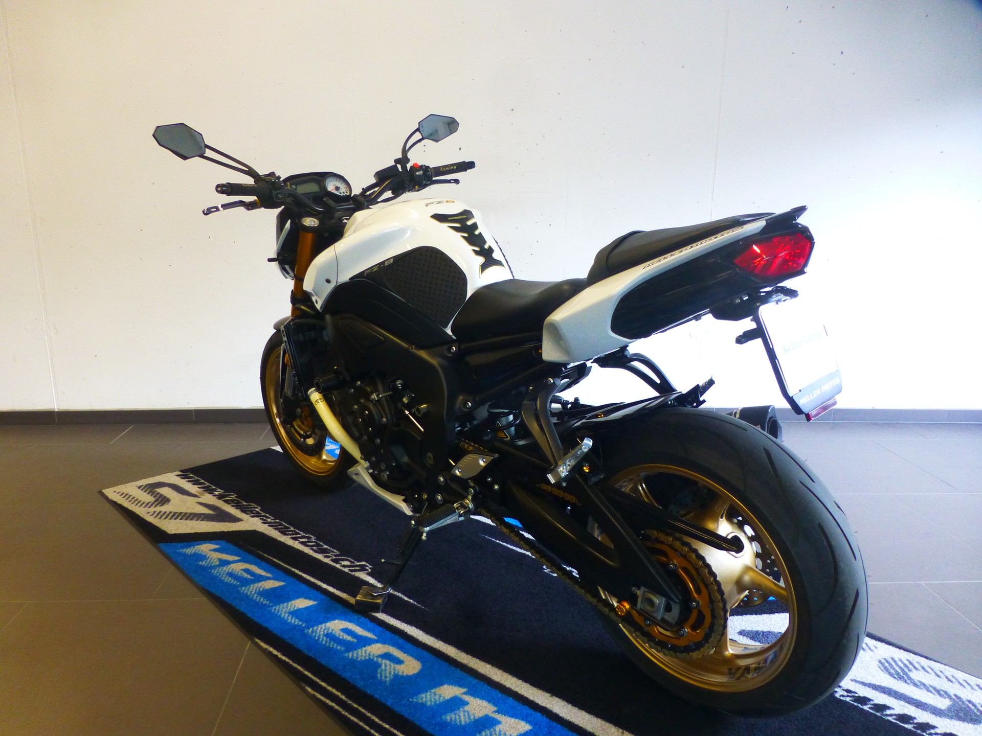 YAMAHA FZ8 N ABS-showroom-element-2