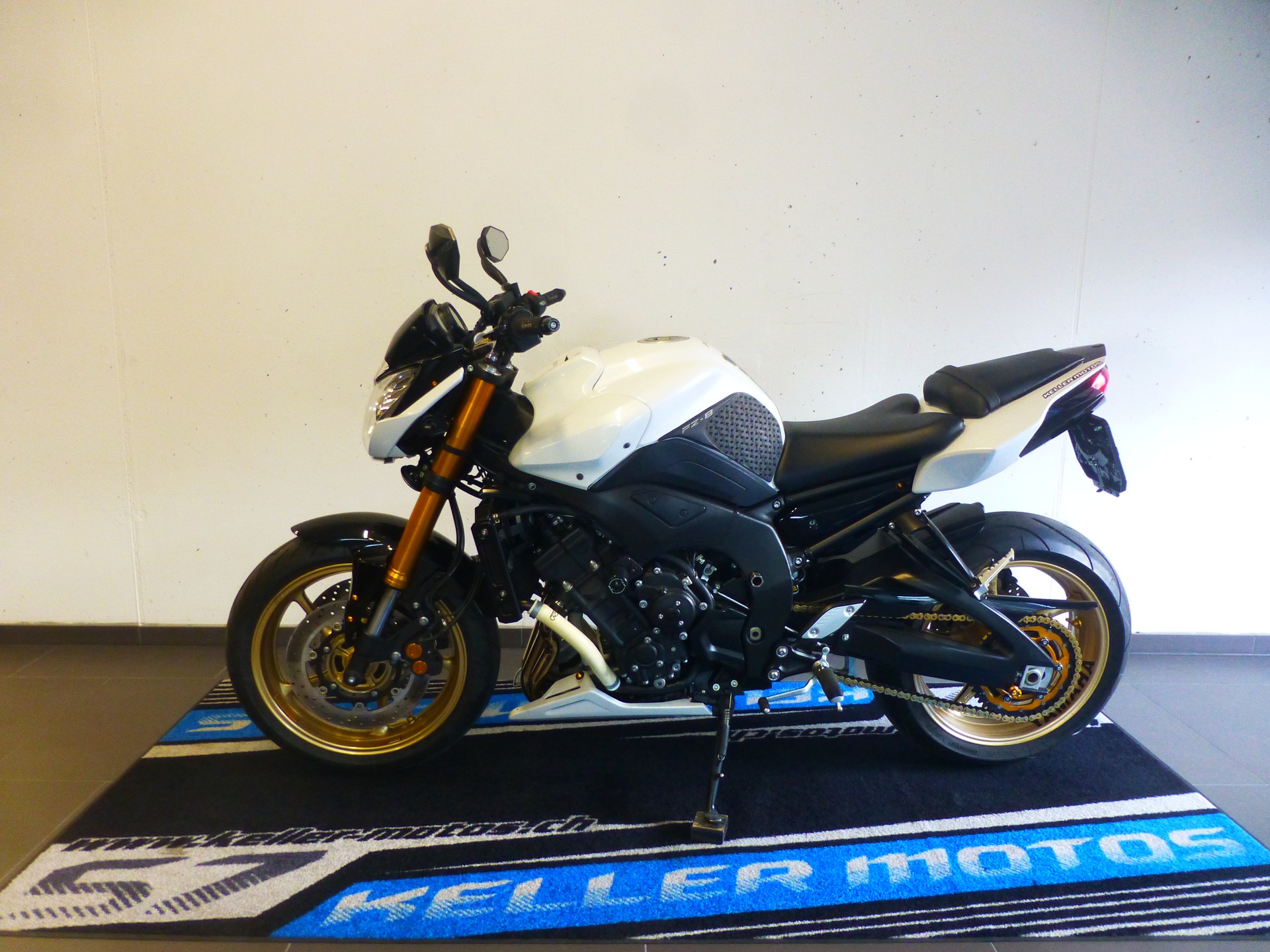 YAMAHA FZ8 N ABS-showroom-element-1