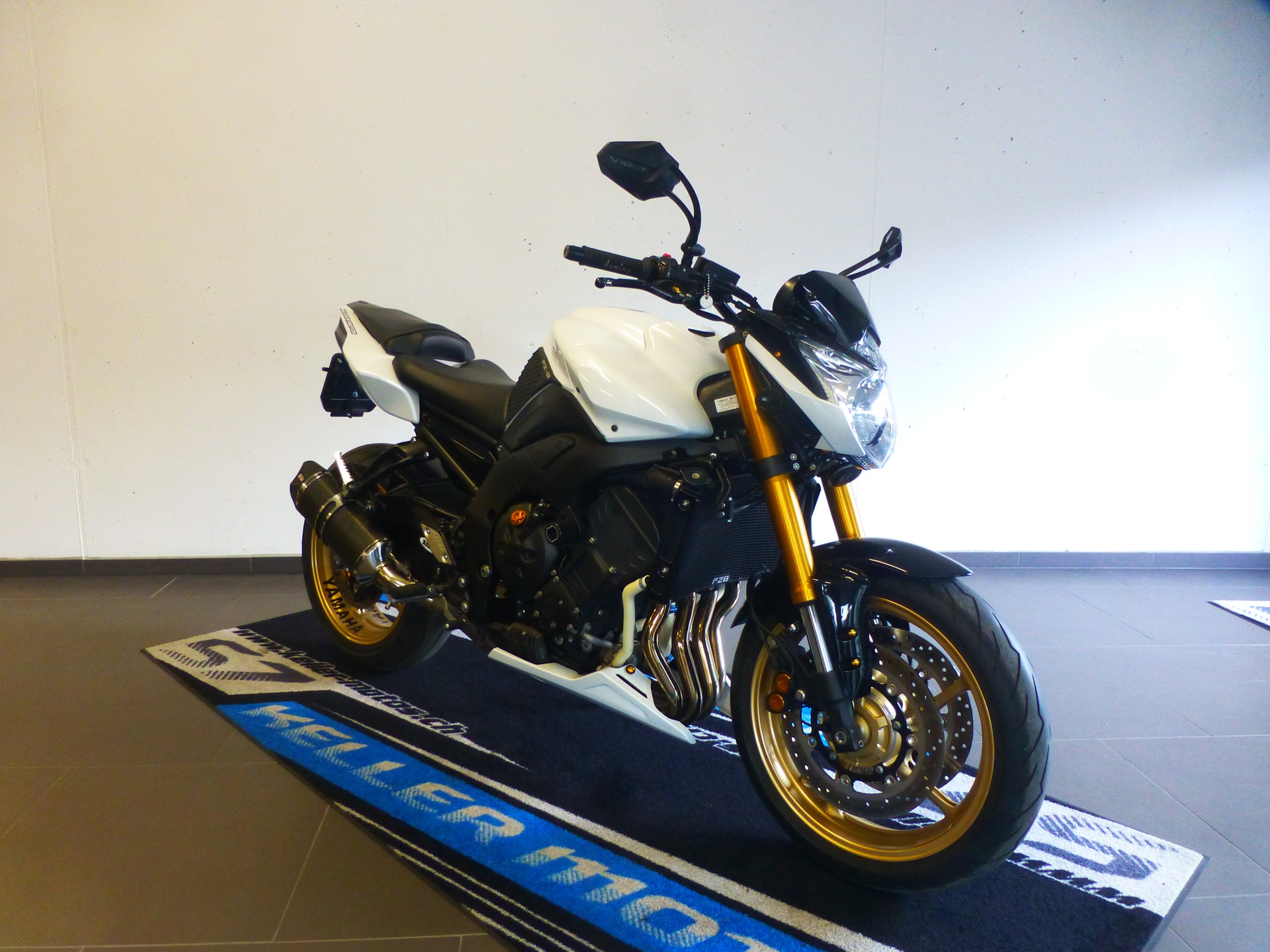 YAMAHA FZ8 N ABS-showroom-element-3