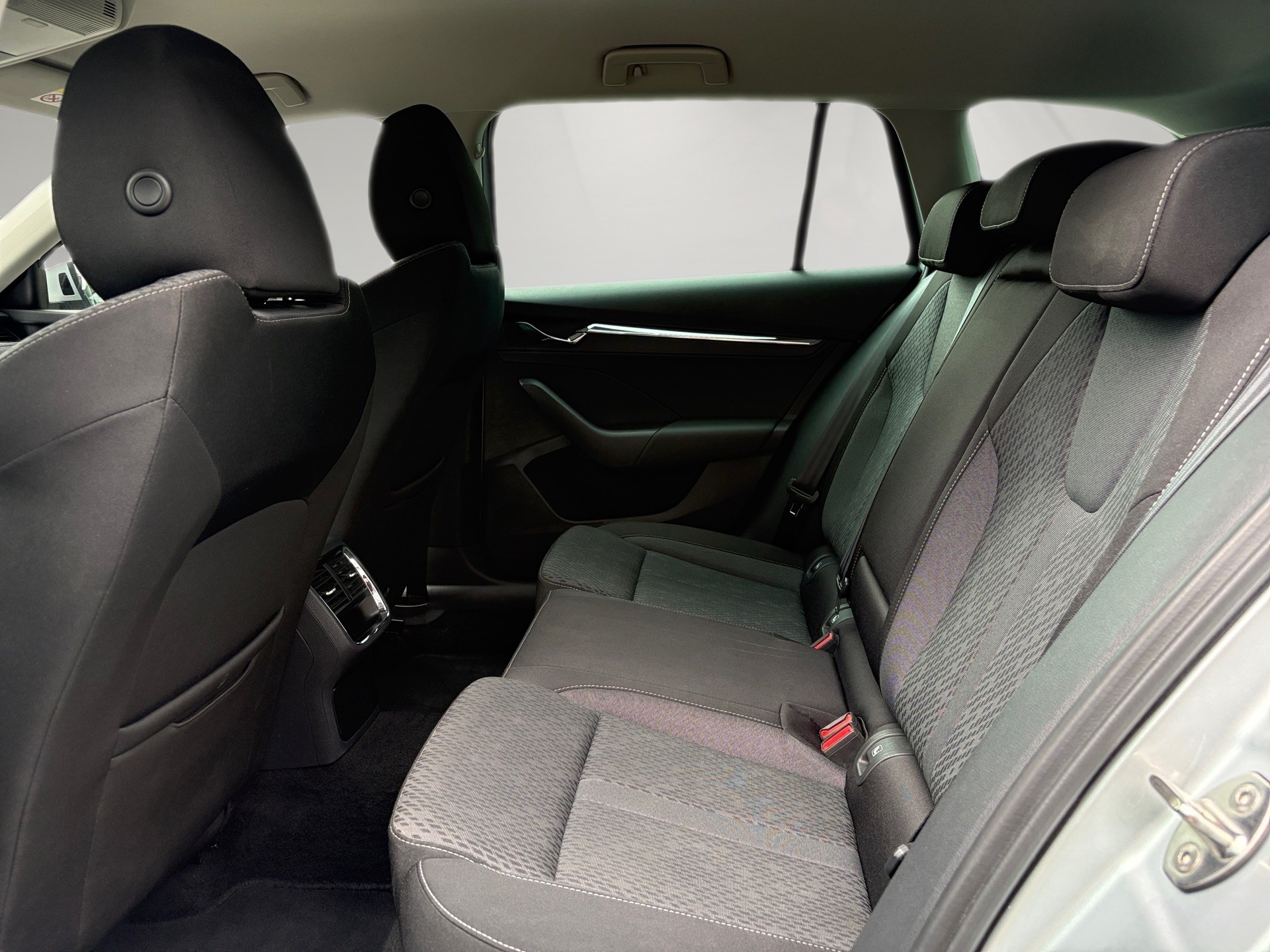 SKODA Octavia Combi 2.0 TDI DSG Style 4x4-image-14