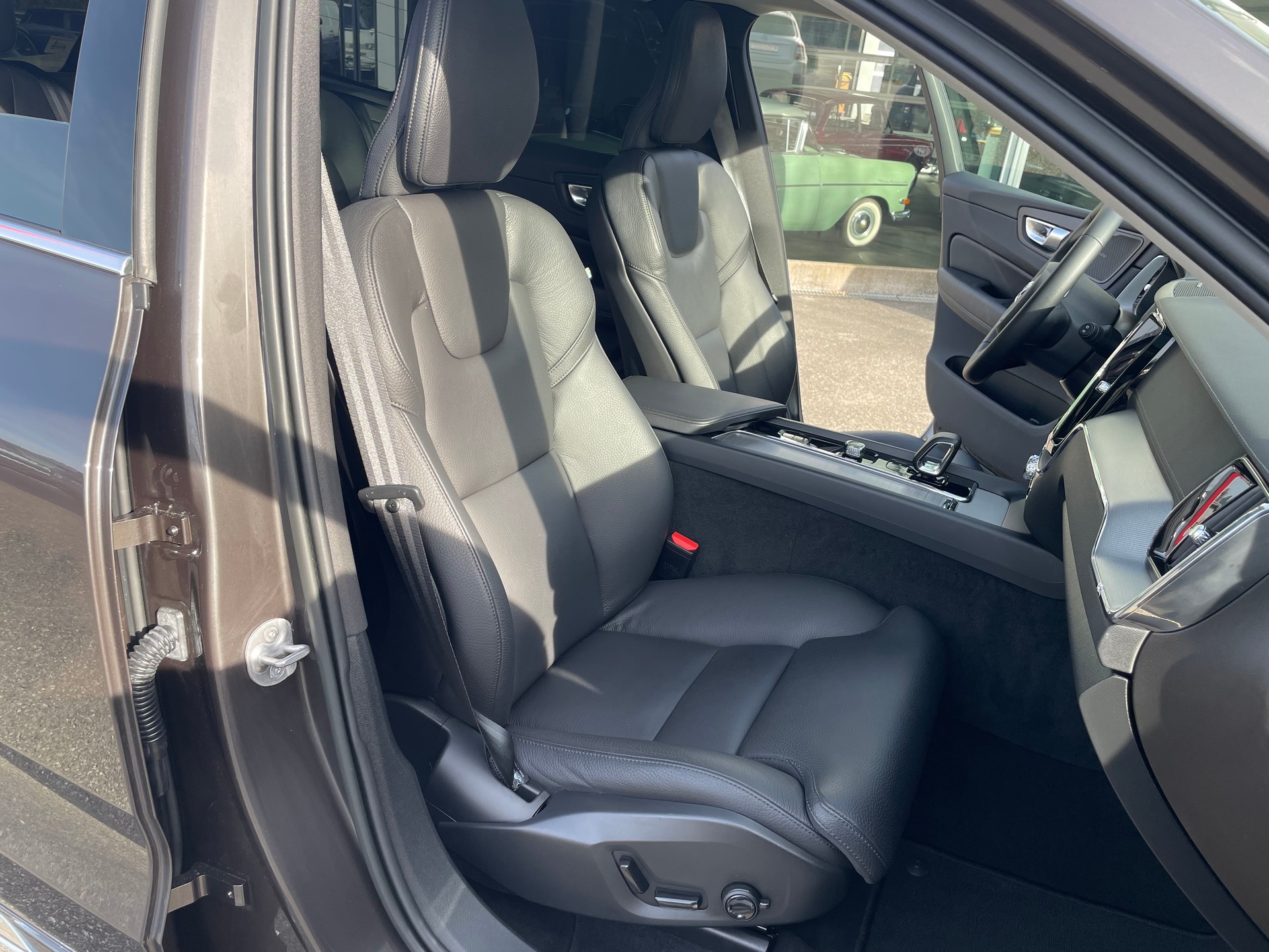 VOLVO XC60 B5 Benzin Mild Hybrid AWD Ultimate Bright Geartronic-image-8