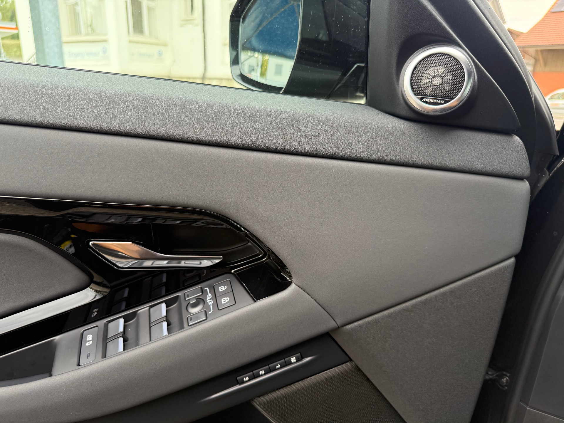 LAND ROVER Range Rover Evoque 1.5 T 270e Autobiography-image-24