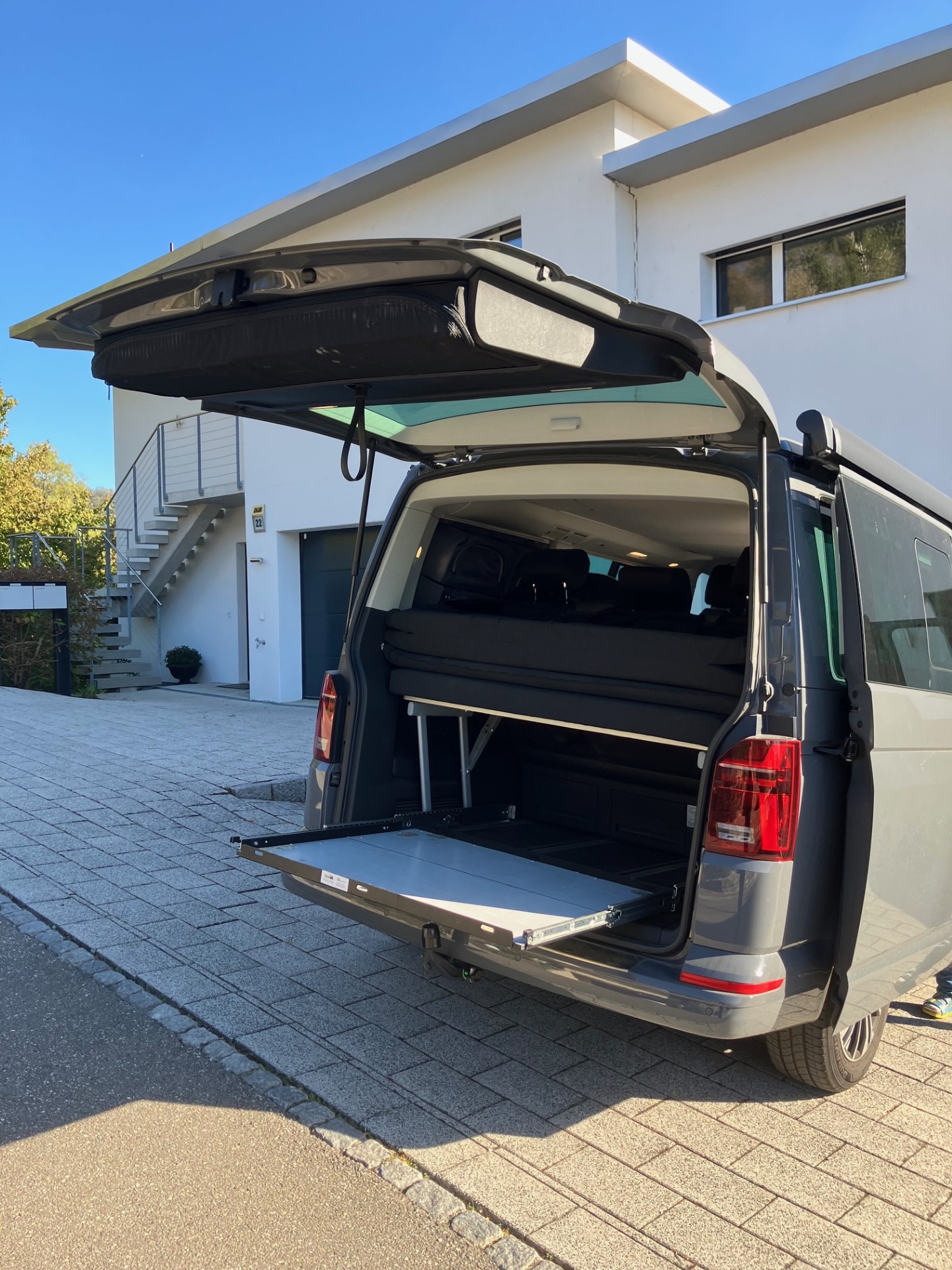 VW 2.0 TDI 150 Beach Edition DSG 4 motion (Red)-image-3