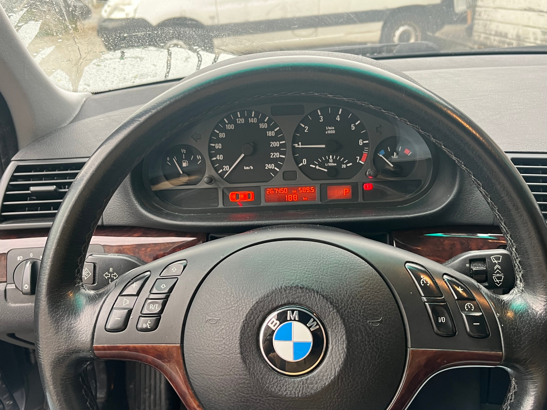 BMW 325xi-image-5