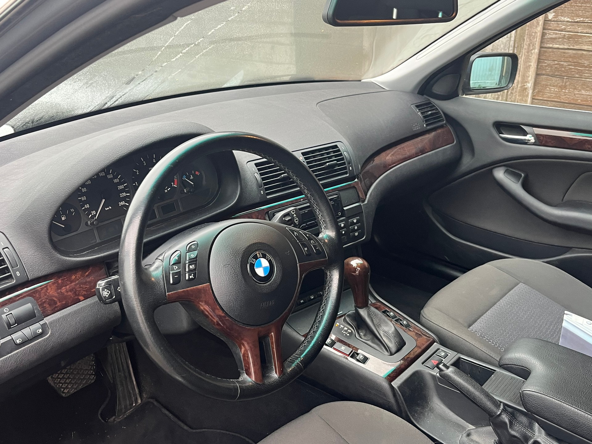 BMW 325xi-image-4