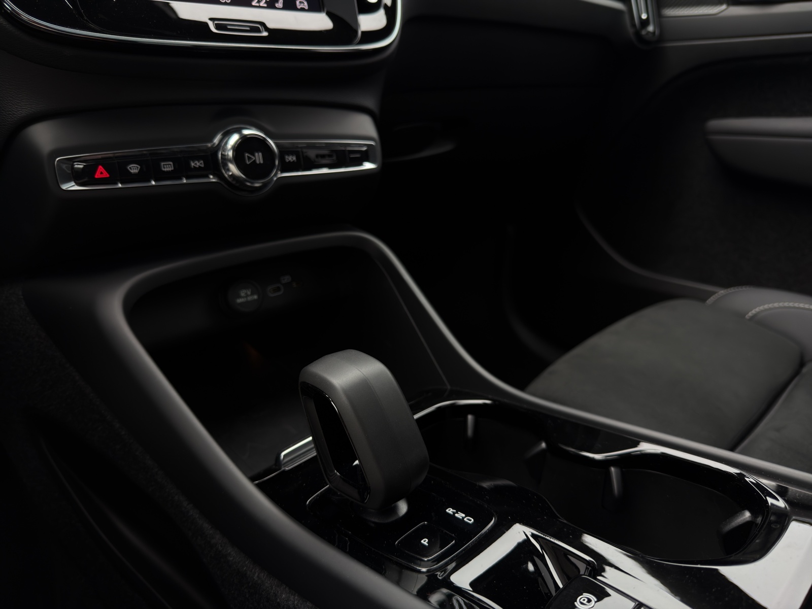 VOLVO XC40 2.0 B4 MH Ultimate Bright-image-10