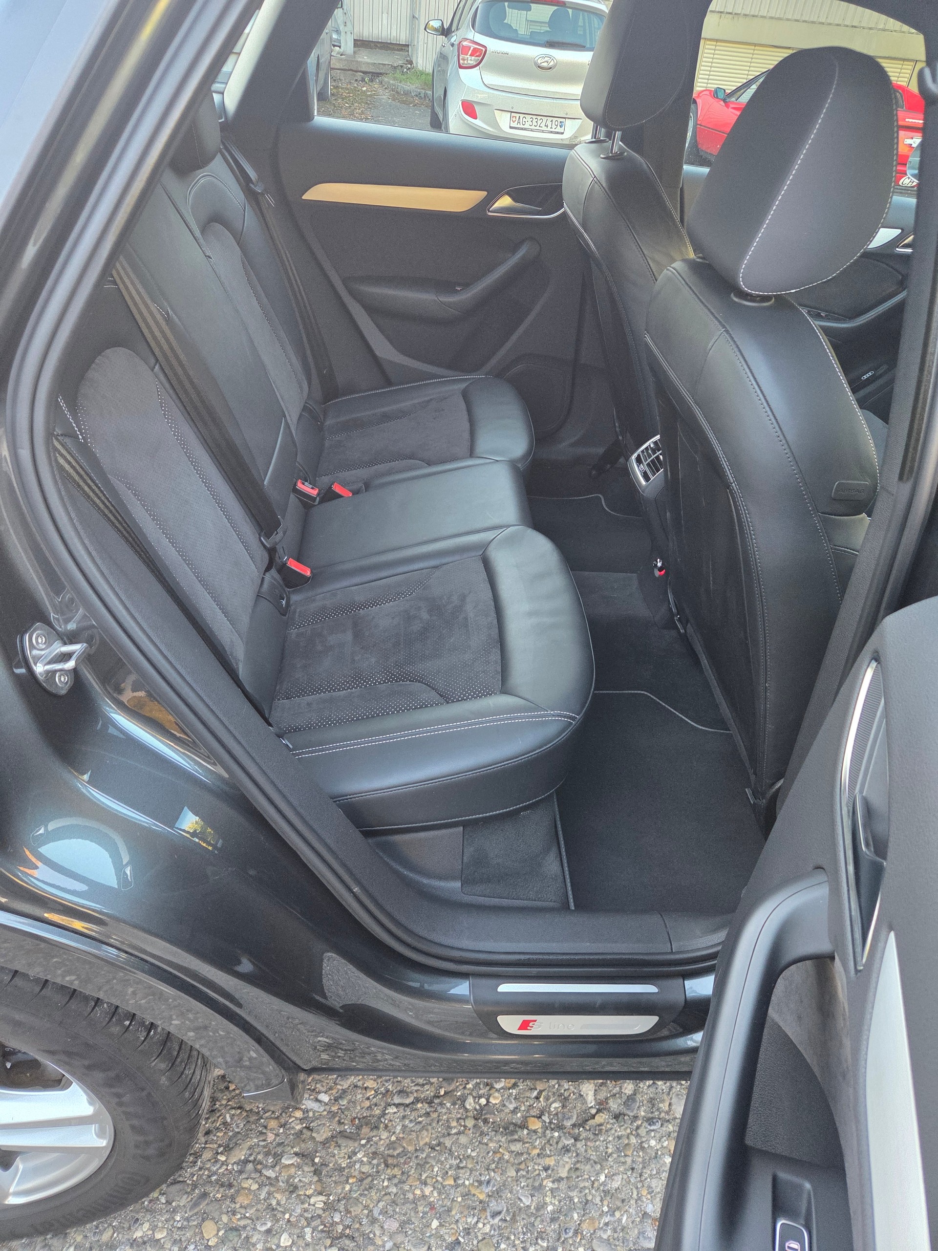 AUDI Q3 2.0 TDI design quattro S-tronic-image-8