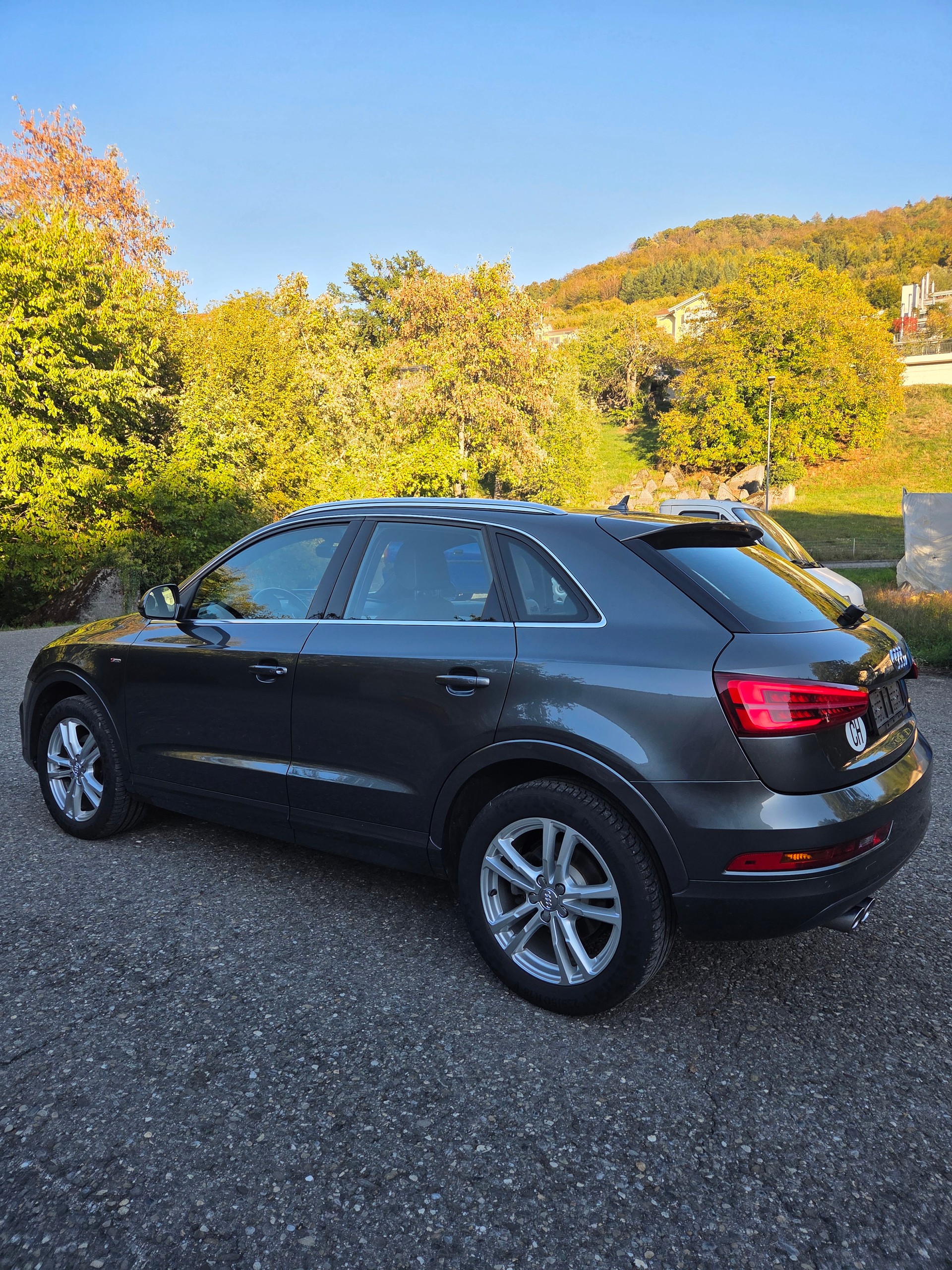 AUDI Q3 2.0 TDI design quattro S-tronic-image-2