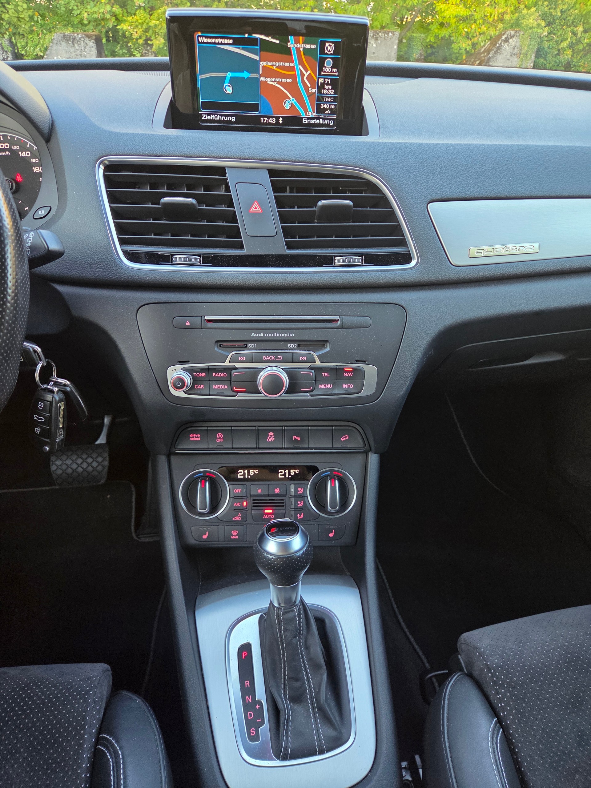 AUDI Q3 2.0 TDI design quattro S-tronic-image-11