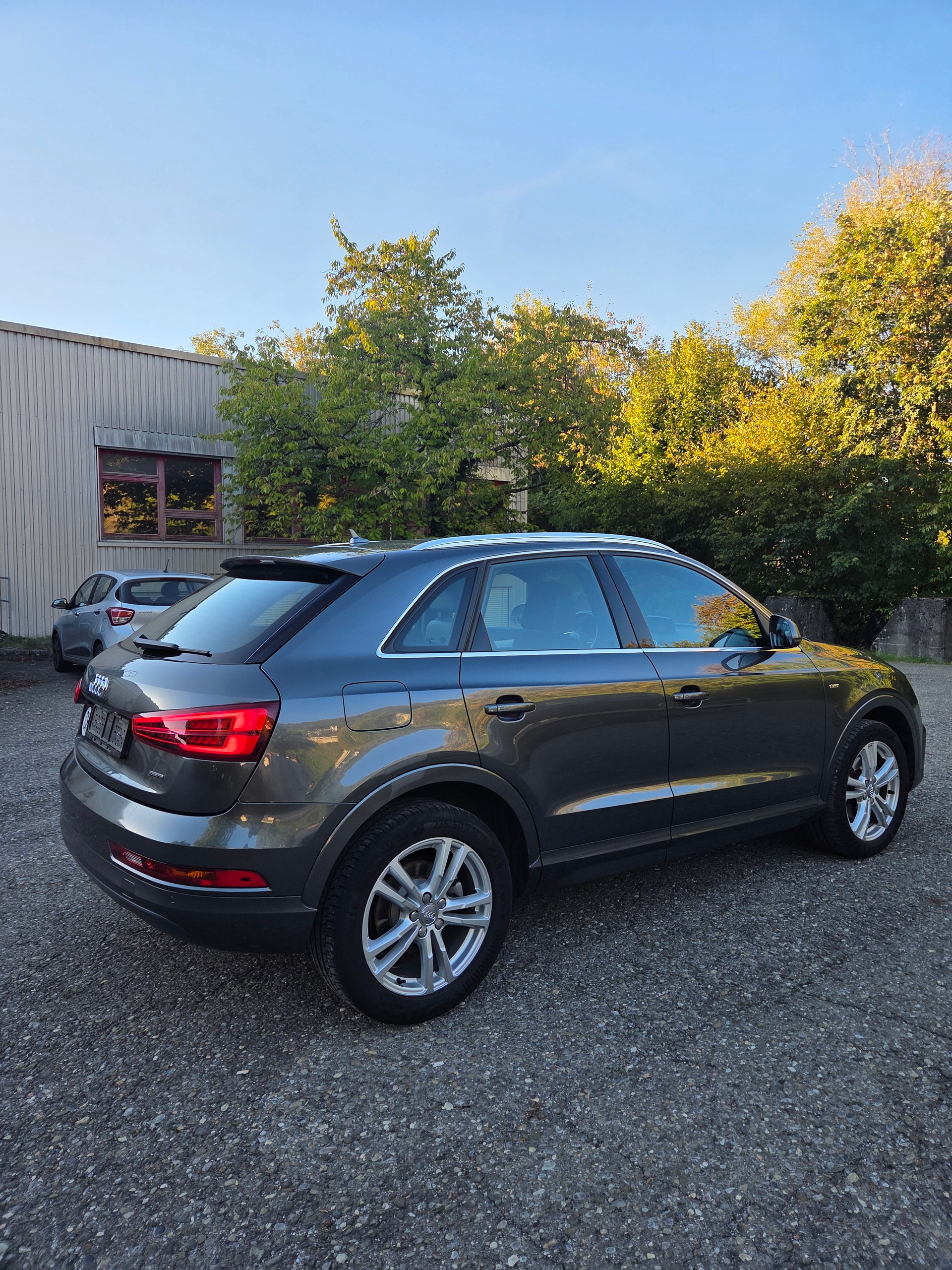 AUDI Q3 2.0 TDI design quattro S-tronic-image-3