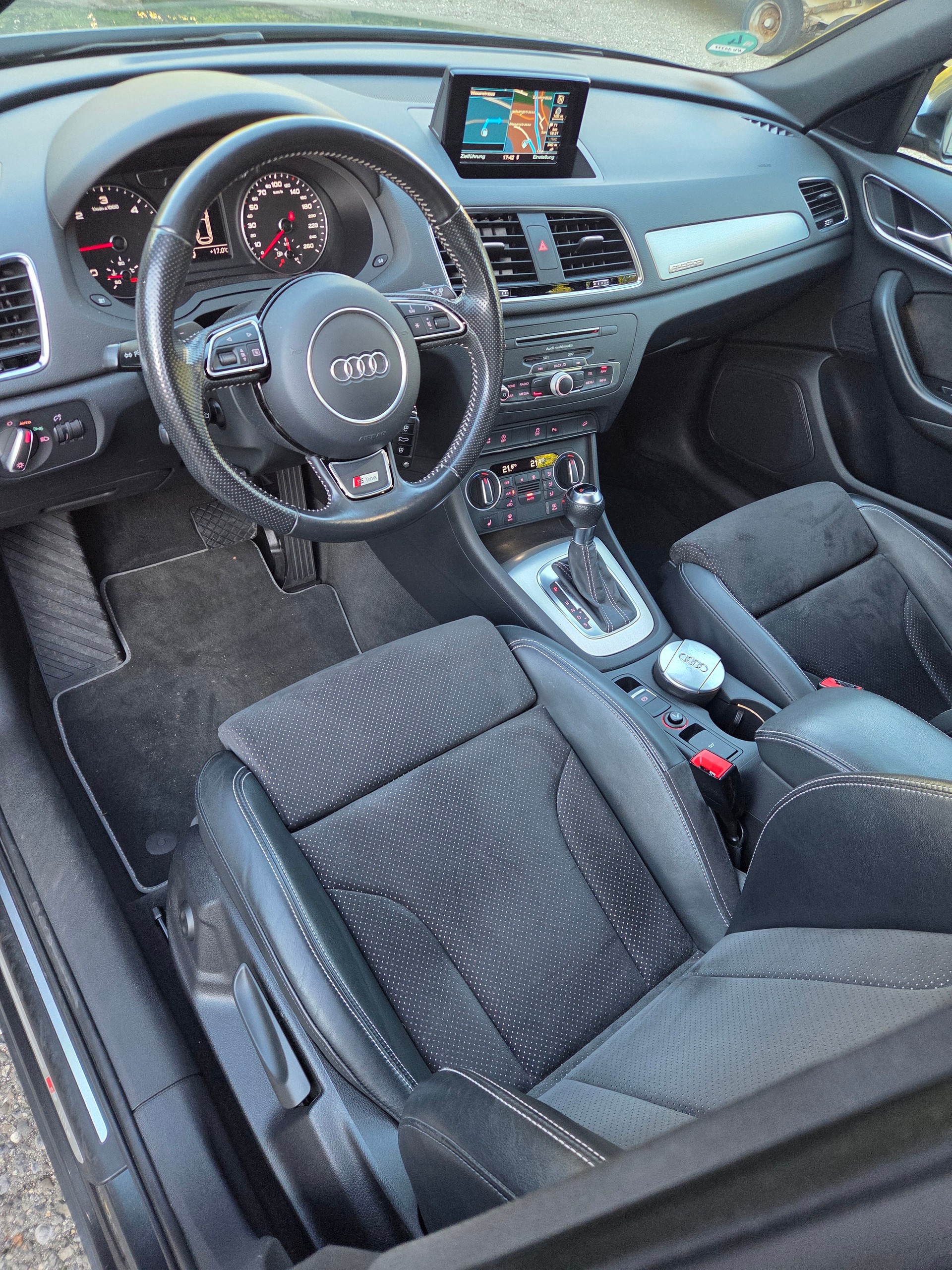 AUDI Q3 2.0 TDI design quattro S-tronic-image-10