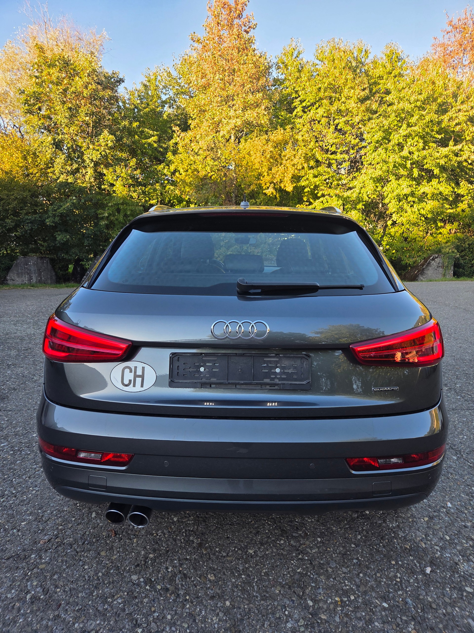 AUDI Q3 2.0 TDI design quattro S-tronic-image-5