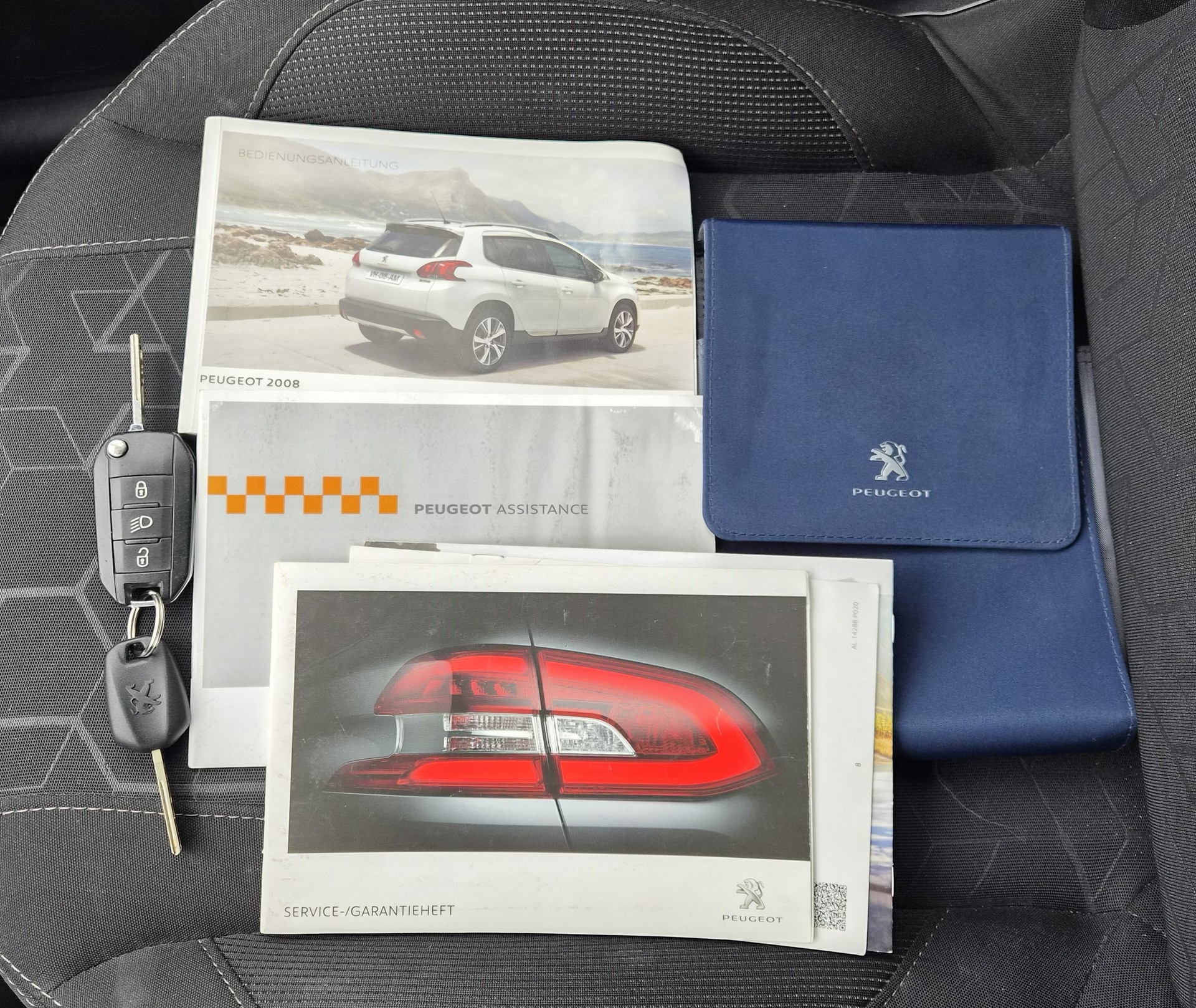 PEUGEOT 2008 1.6 e-HDi Active EGS6-image-12
