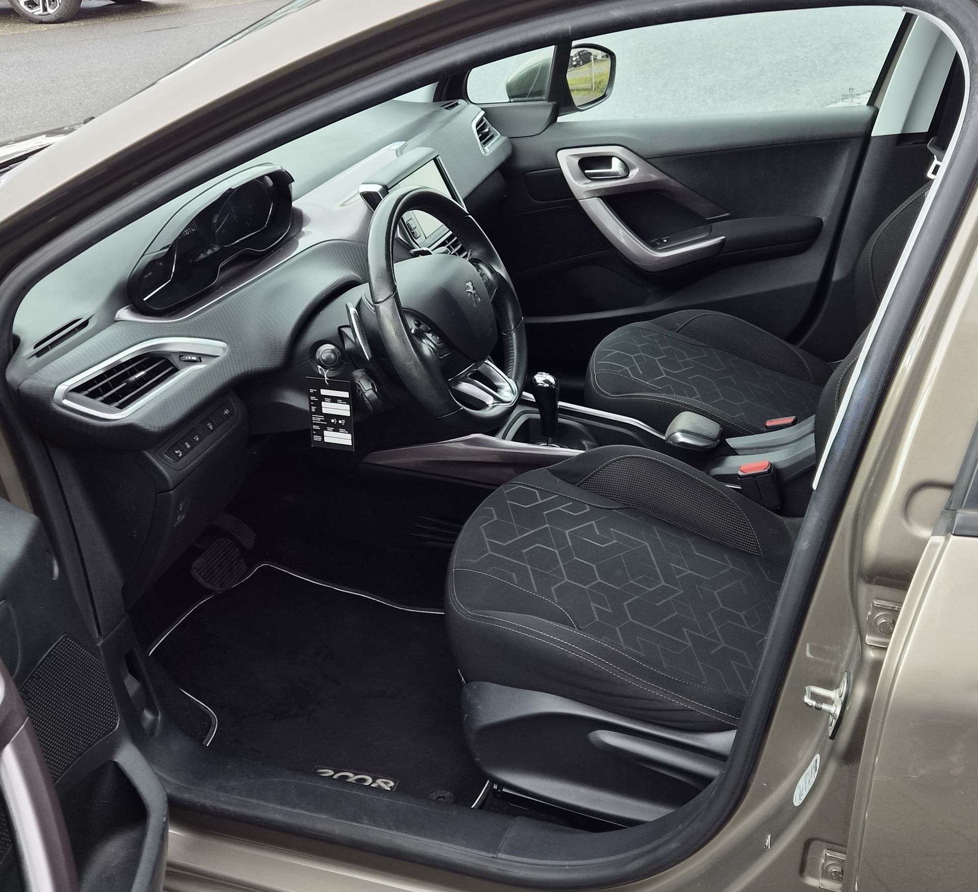 PEUGEOT 2008 1.6 e-HDi Active EGS6-image-8