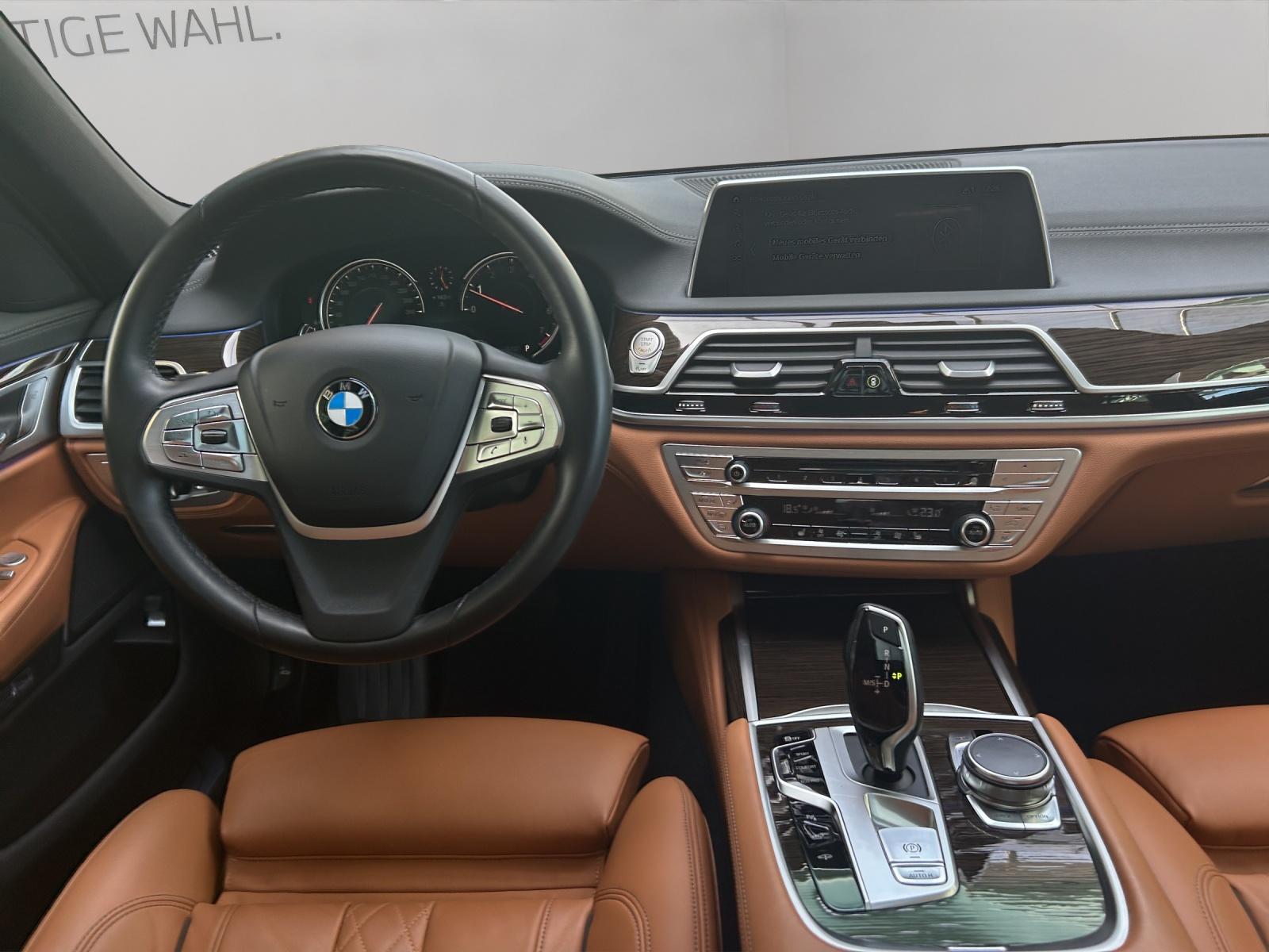 BMW 750i xDrive-image-6