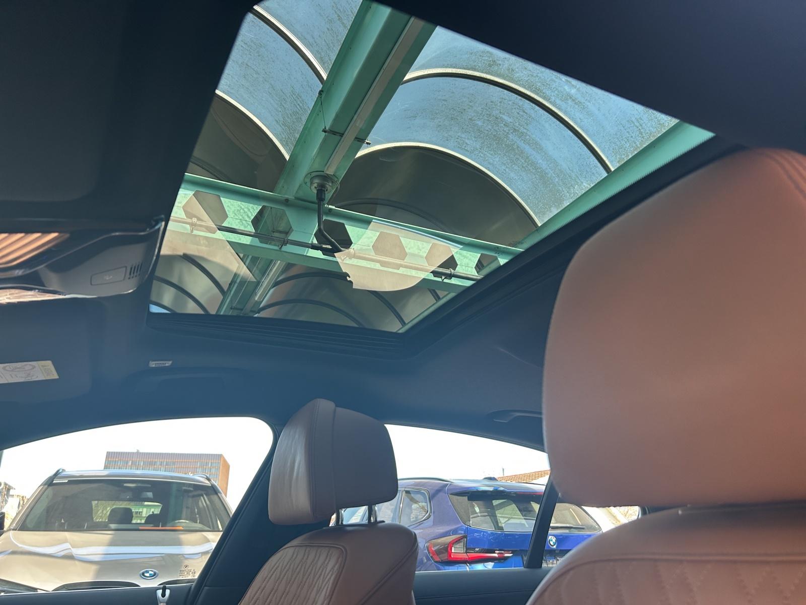 BMW 750i xDrive-image-12