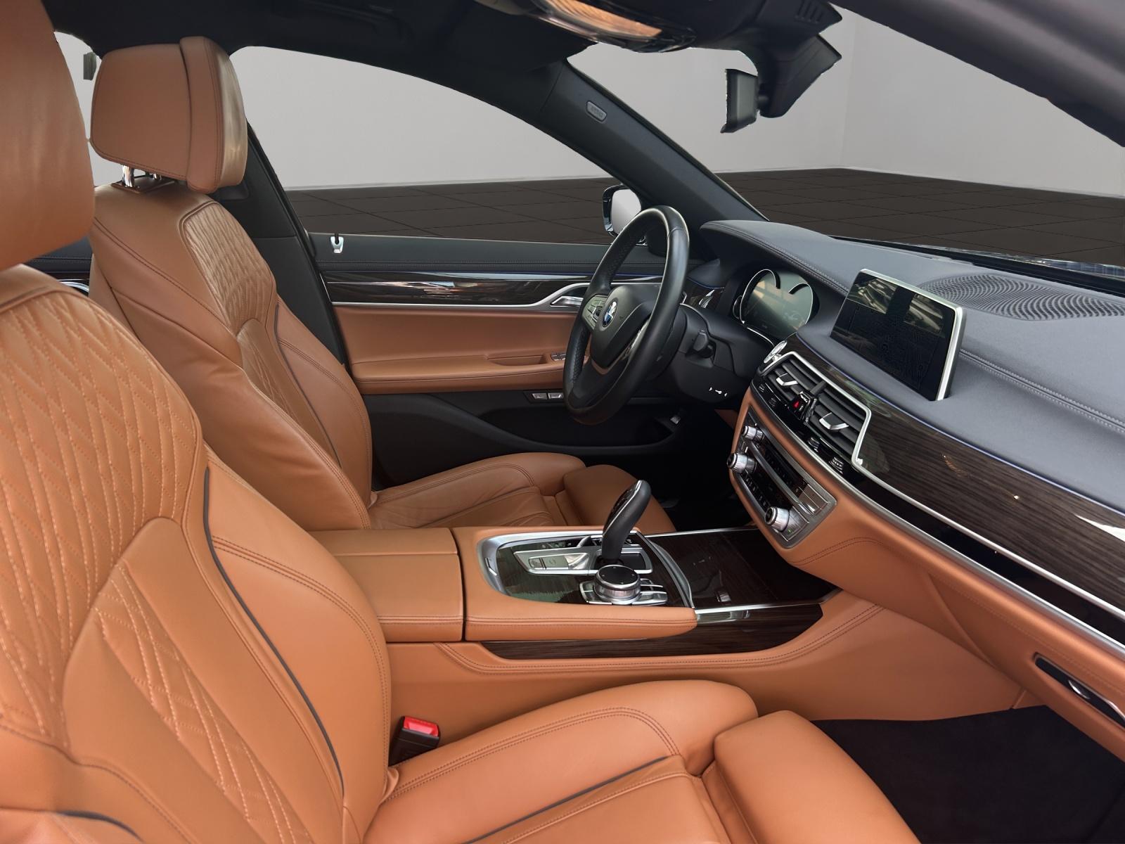 BMW 750i xDrive-image-10