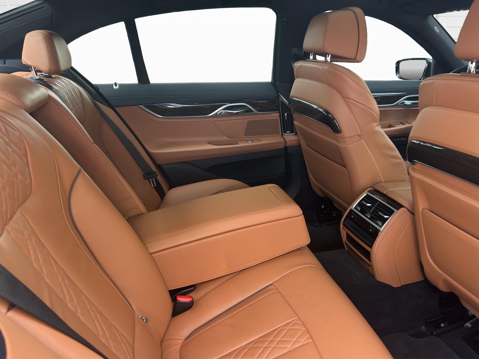 BMW 750i xDrive-image-11