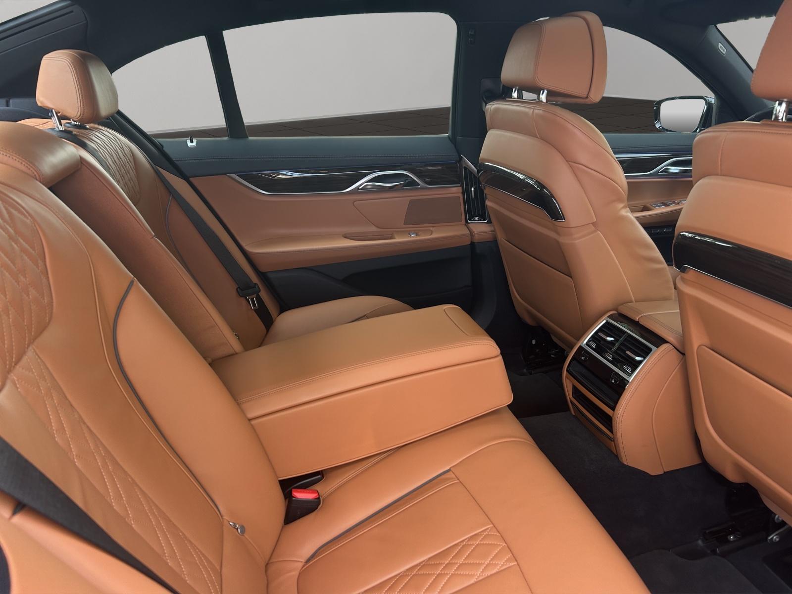 BMW 750i xDrive-image-11