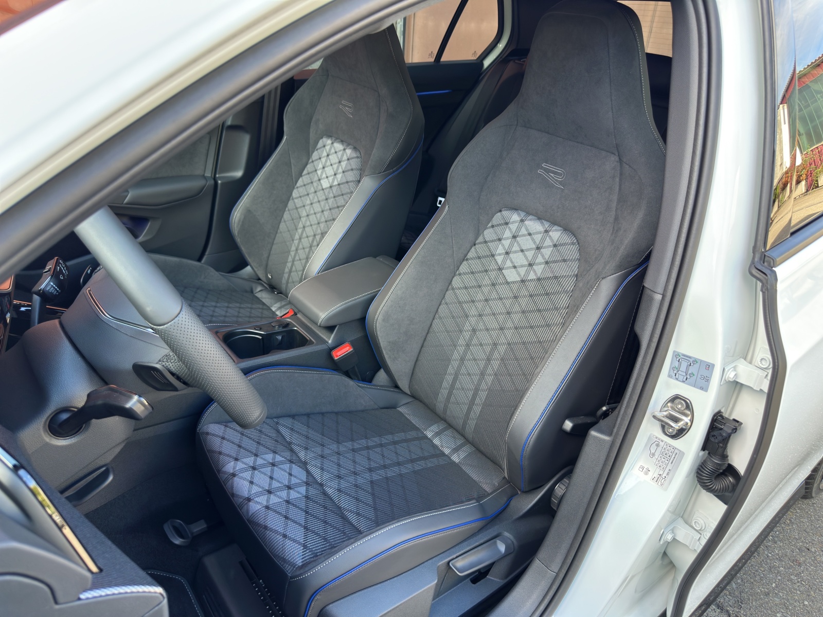 VW Golf 1.5 e TSI mHEV R-Line DSG-image-11