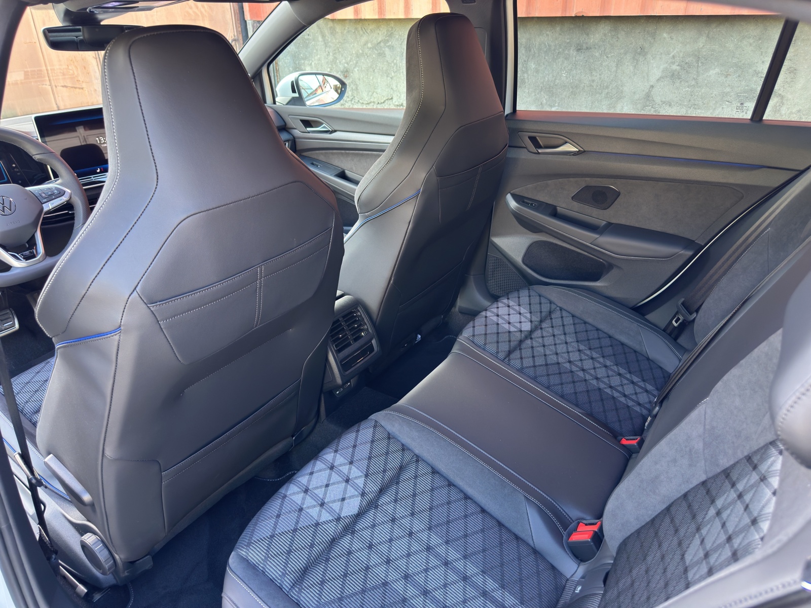 VW Golf 1.5 e TSI mHEV R-Line DSG-image-17