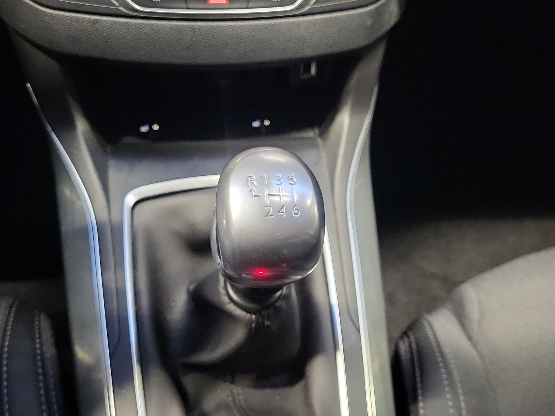 PEUGEOT 308 1.2 Allure-image-9