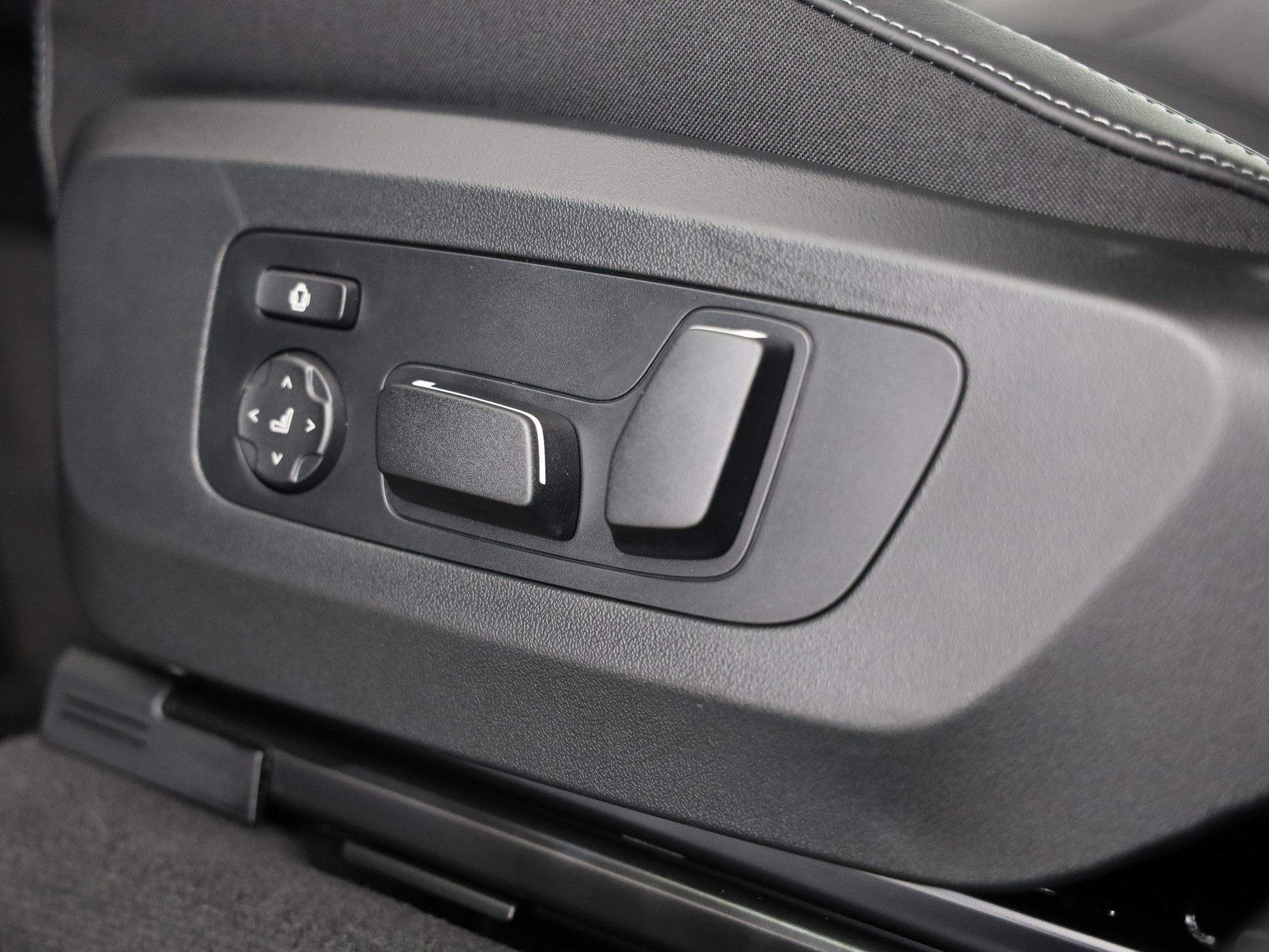 BMW X3 M50i-image-12