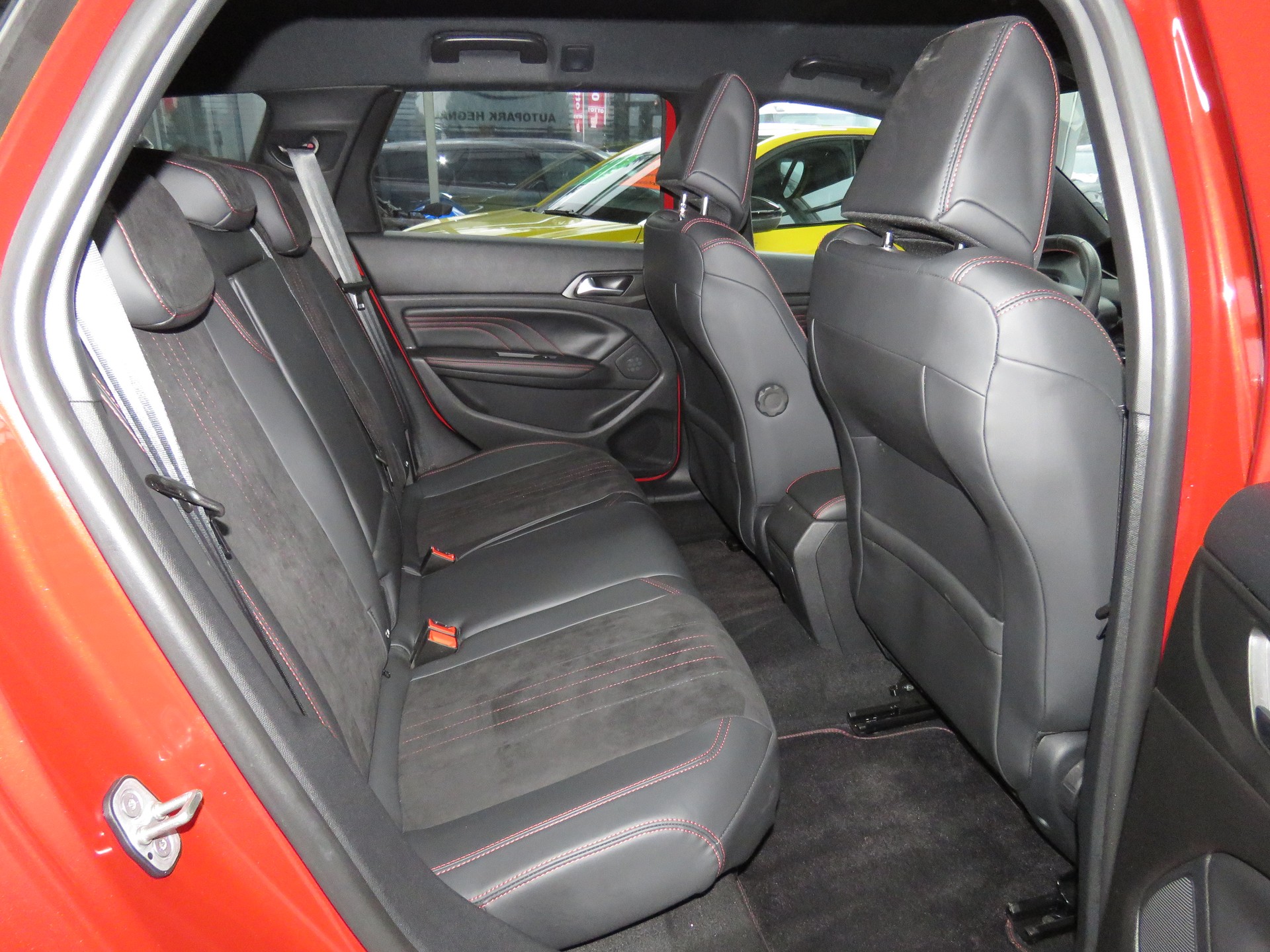 PEUGEOT 308 SW 1.2 THP GT Line Automat (AHK 1.1 t)-image-12