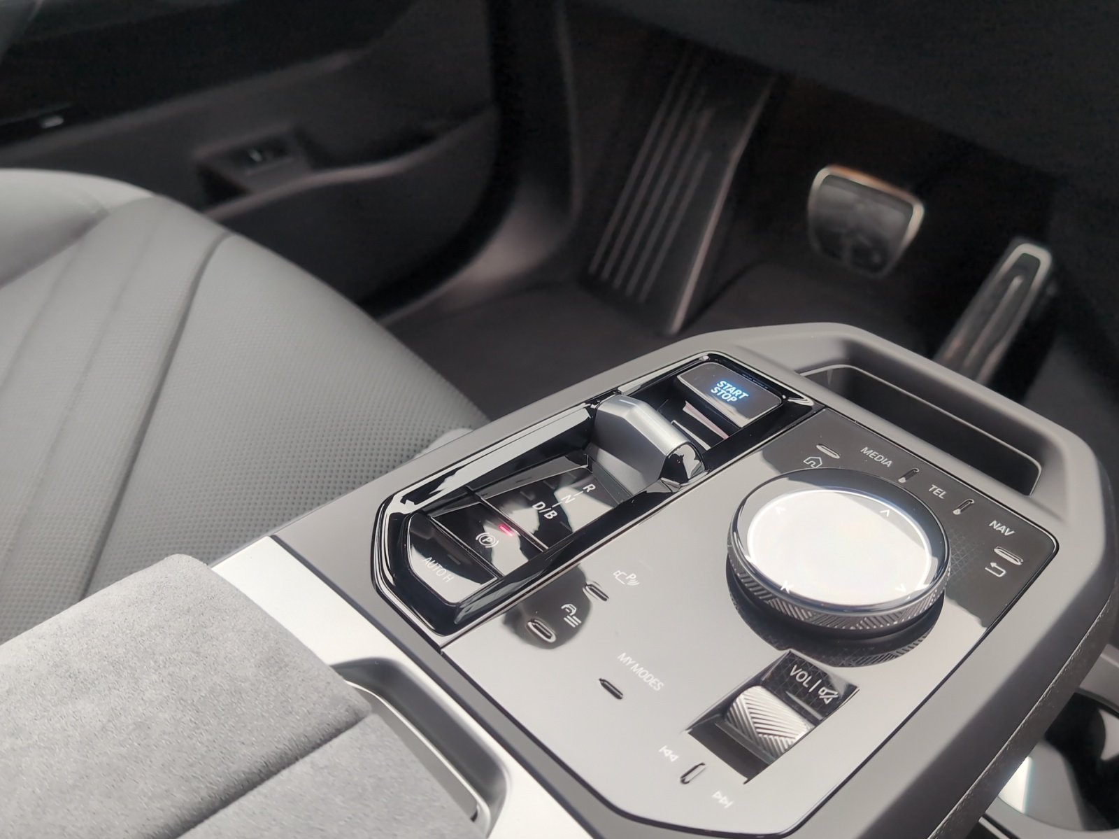 BMW iX xDrive45 M Sport-image-17