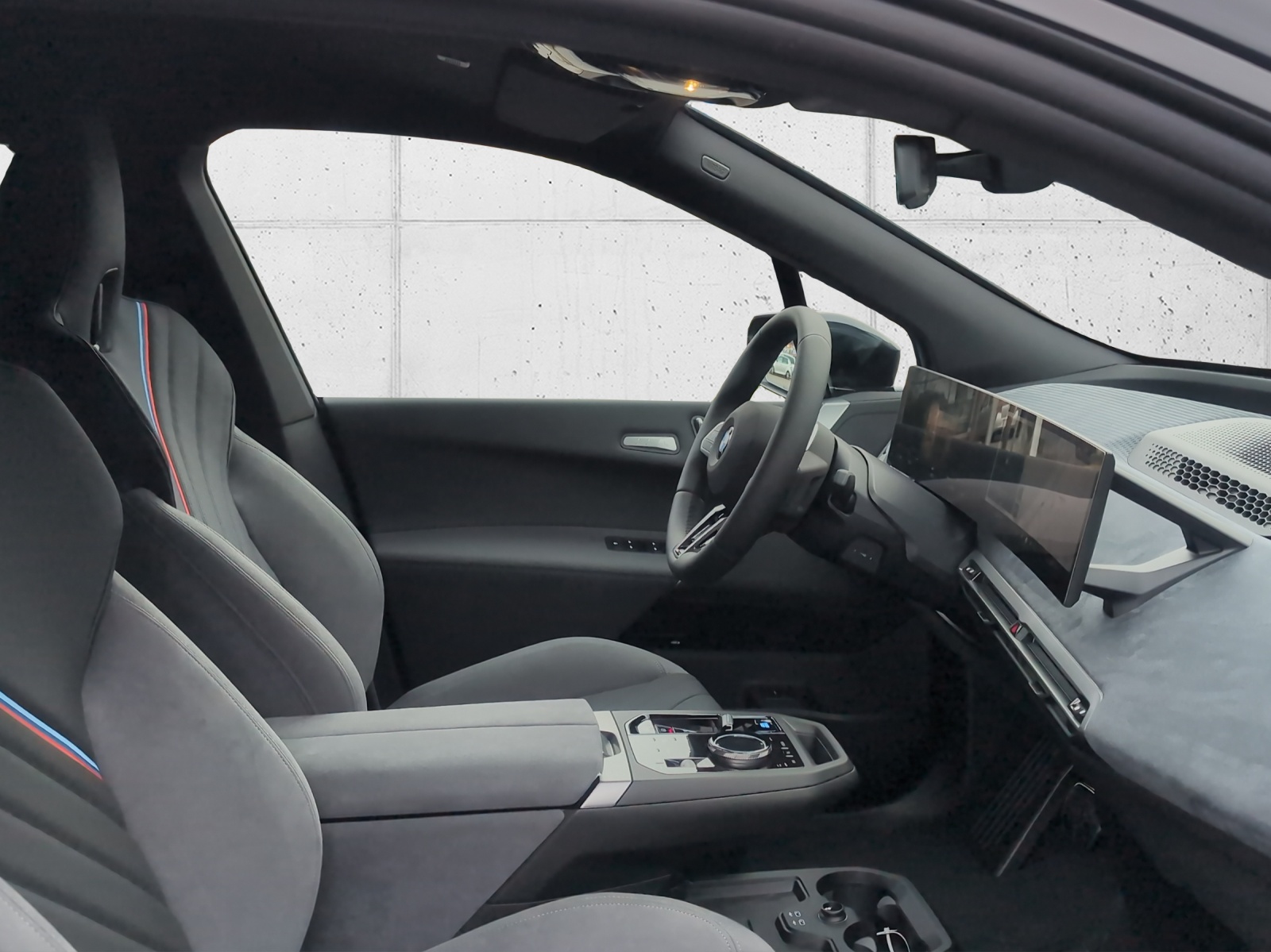 BMW iX xDrive45 M Sport-image-16
