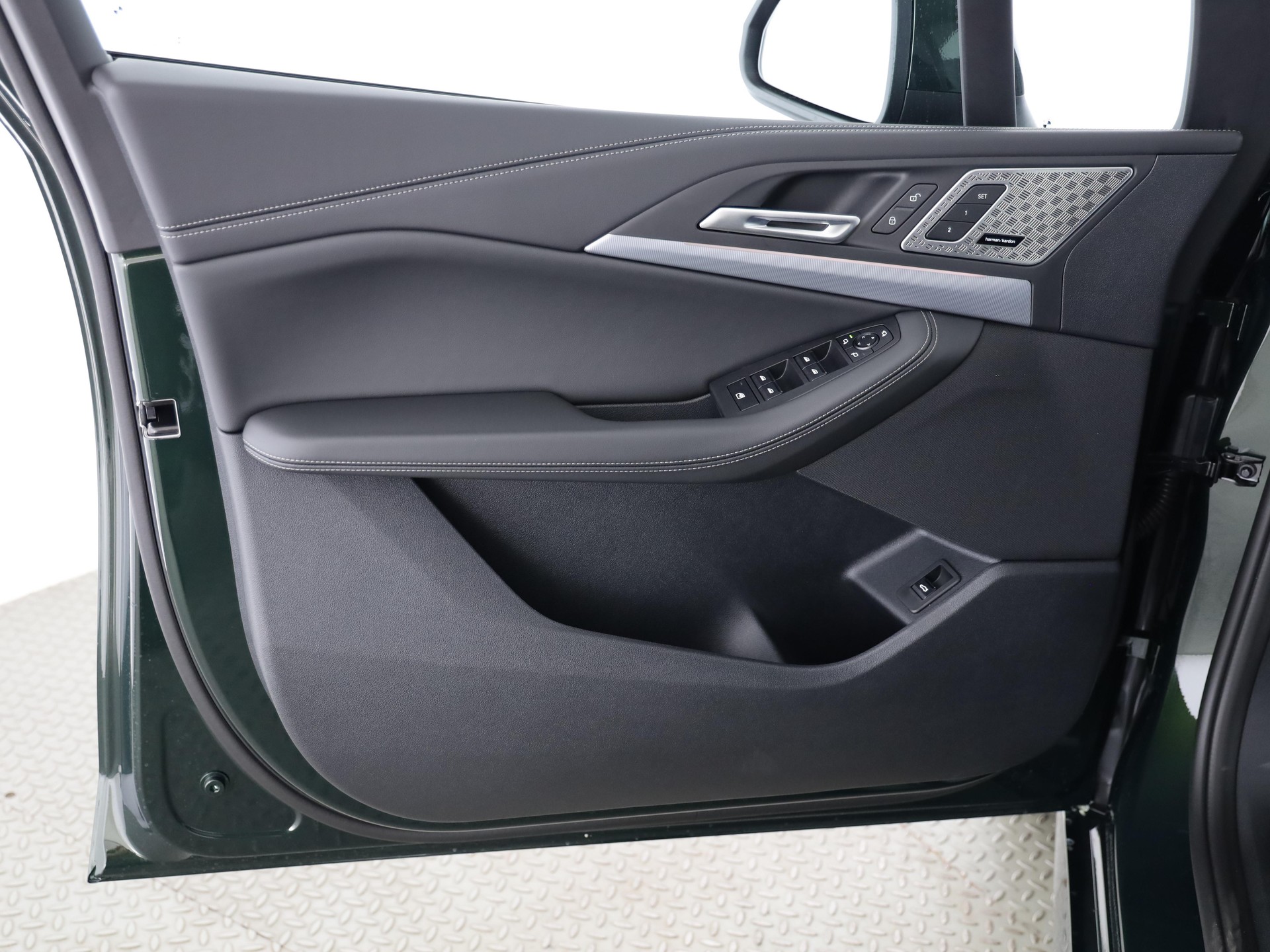 BMW 220i Active Tourer-image-9