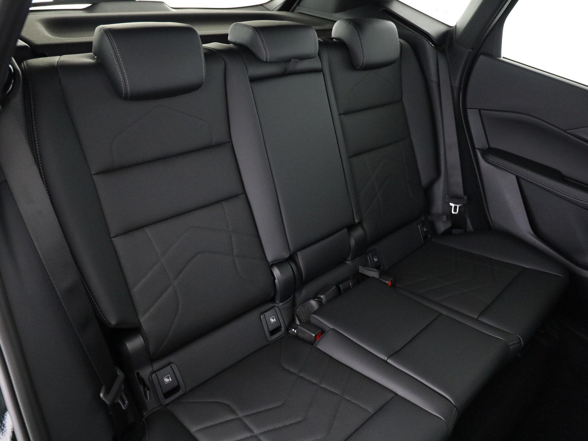 BMW 220i Active Tourer-image-8