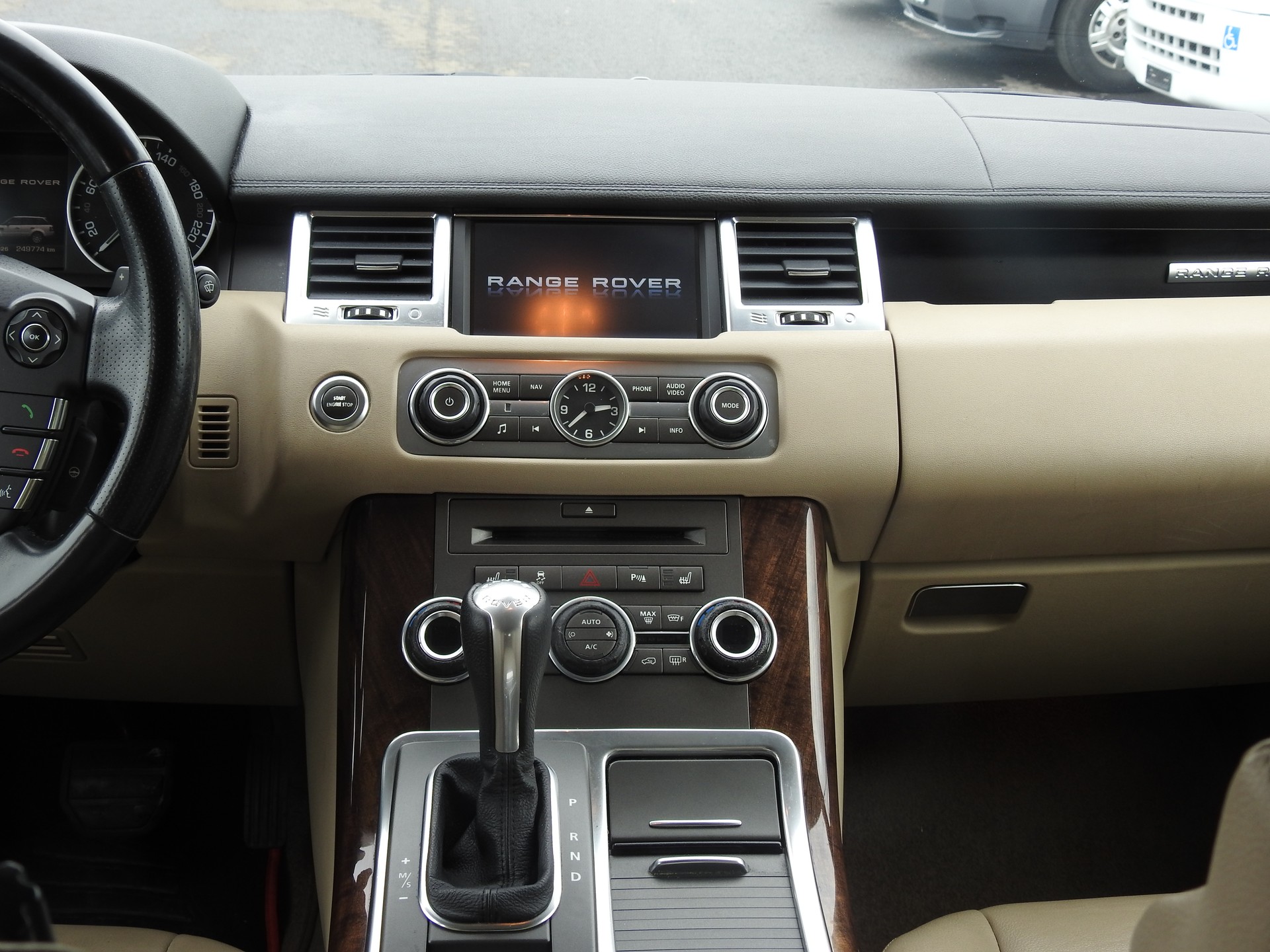 LAND ROVER Range Rover Sport 3.0 TDV6 HSE Automatic-image-19