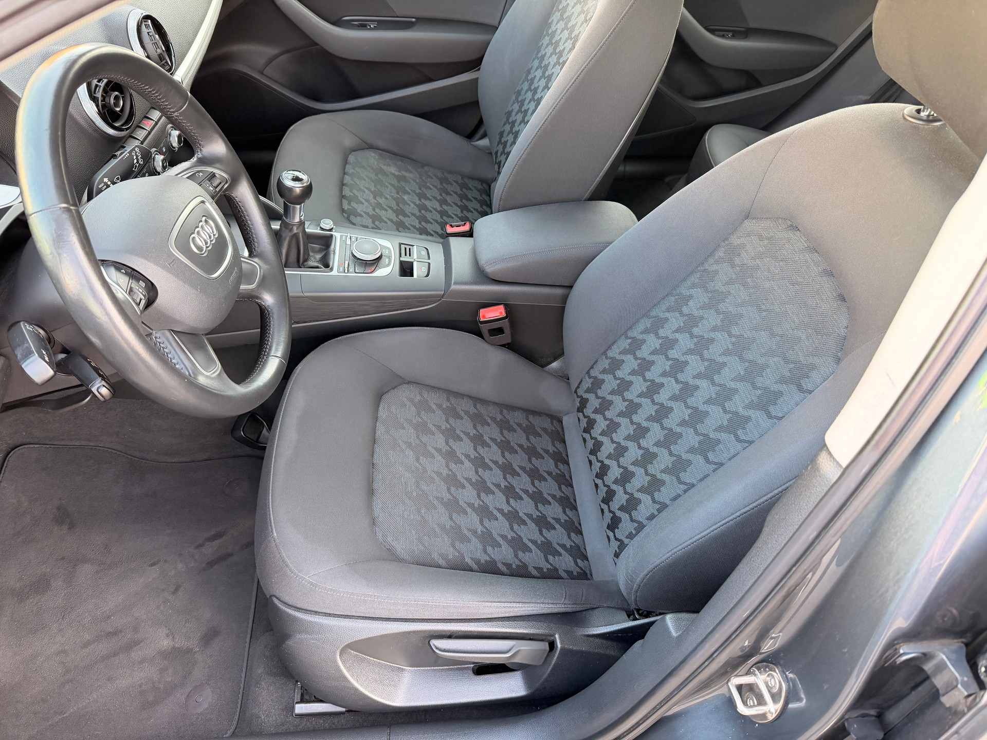 AUDI A3 Sportback 1.6 TDI Attraction-image-6