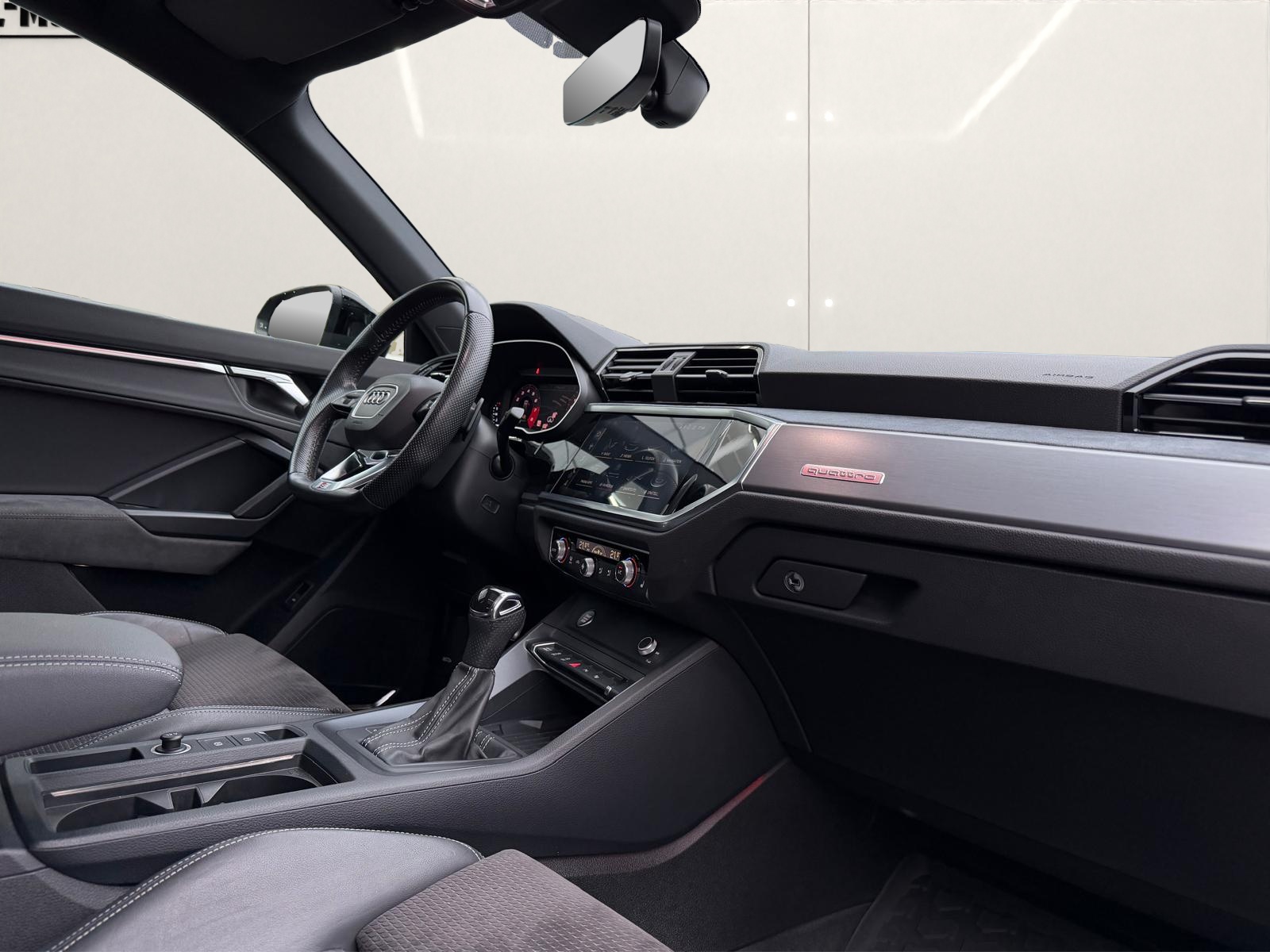 AUDI Q3 45 TFSI S line quattro S-tronic-image-12