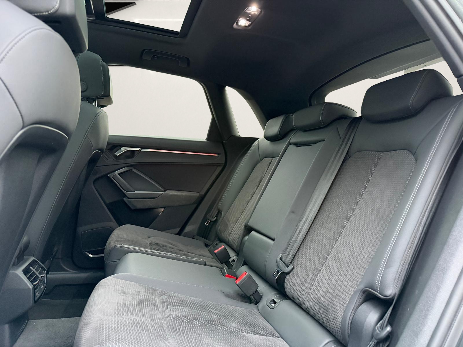 AUDI Q3 45 TFSI S line quattro S-tronic-image-11