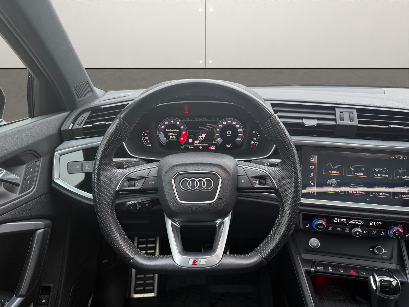 AUDI Q3 45 TFSI S line quattro S-tronic-image-10