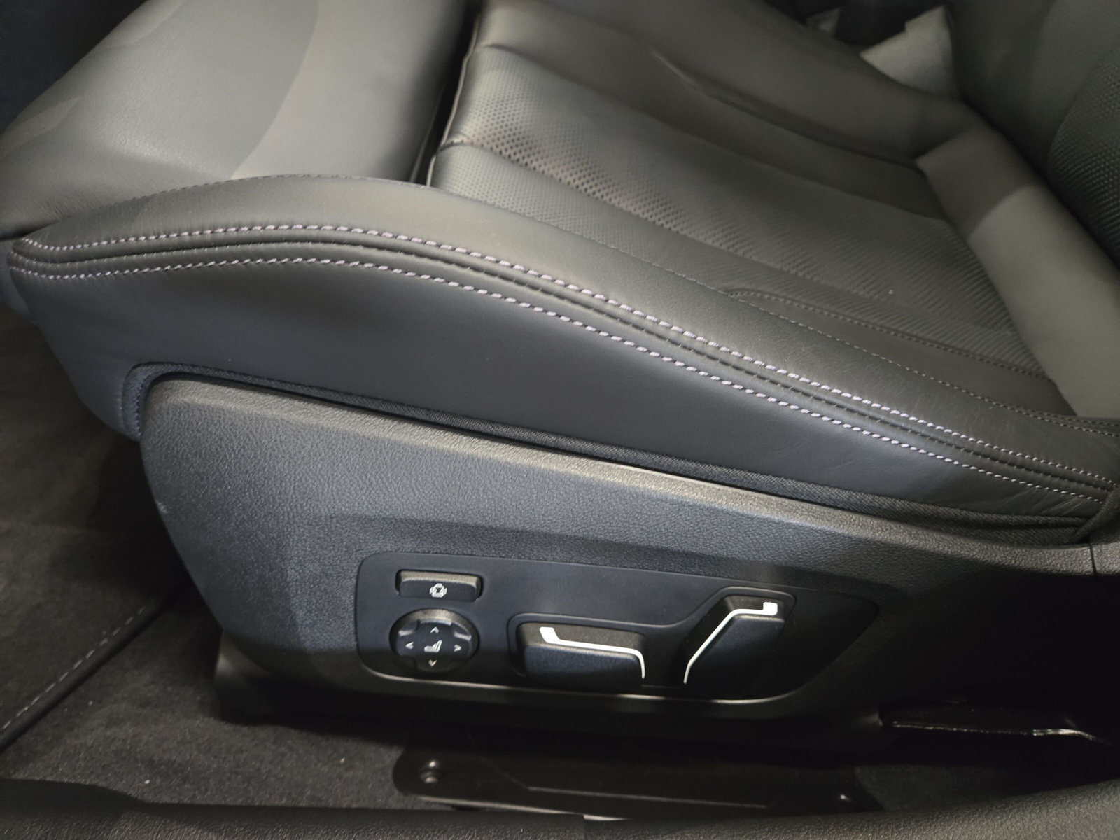 BMW M3 Competition M xDrive-image-18
