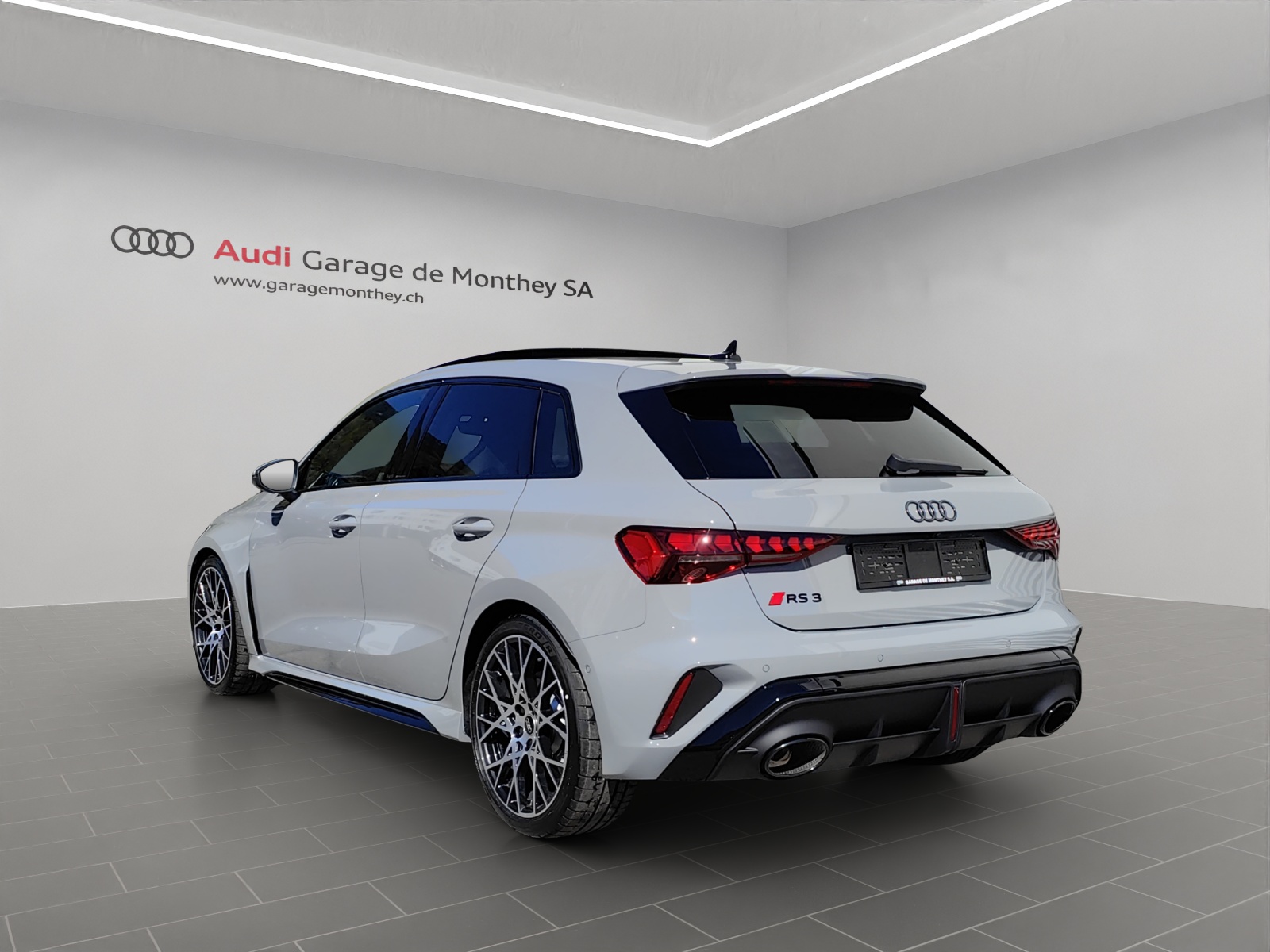 AUDI RS3 Sportback 2.5 TSI quattro S-tronic-image-2