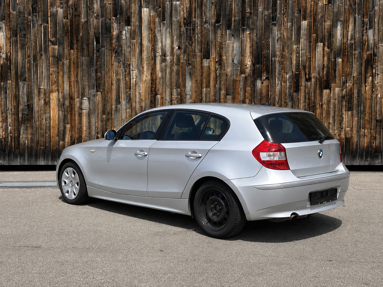BMW 120i-showroom-element-2