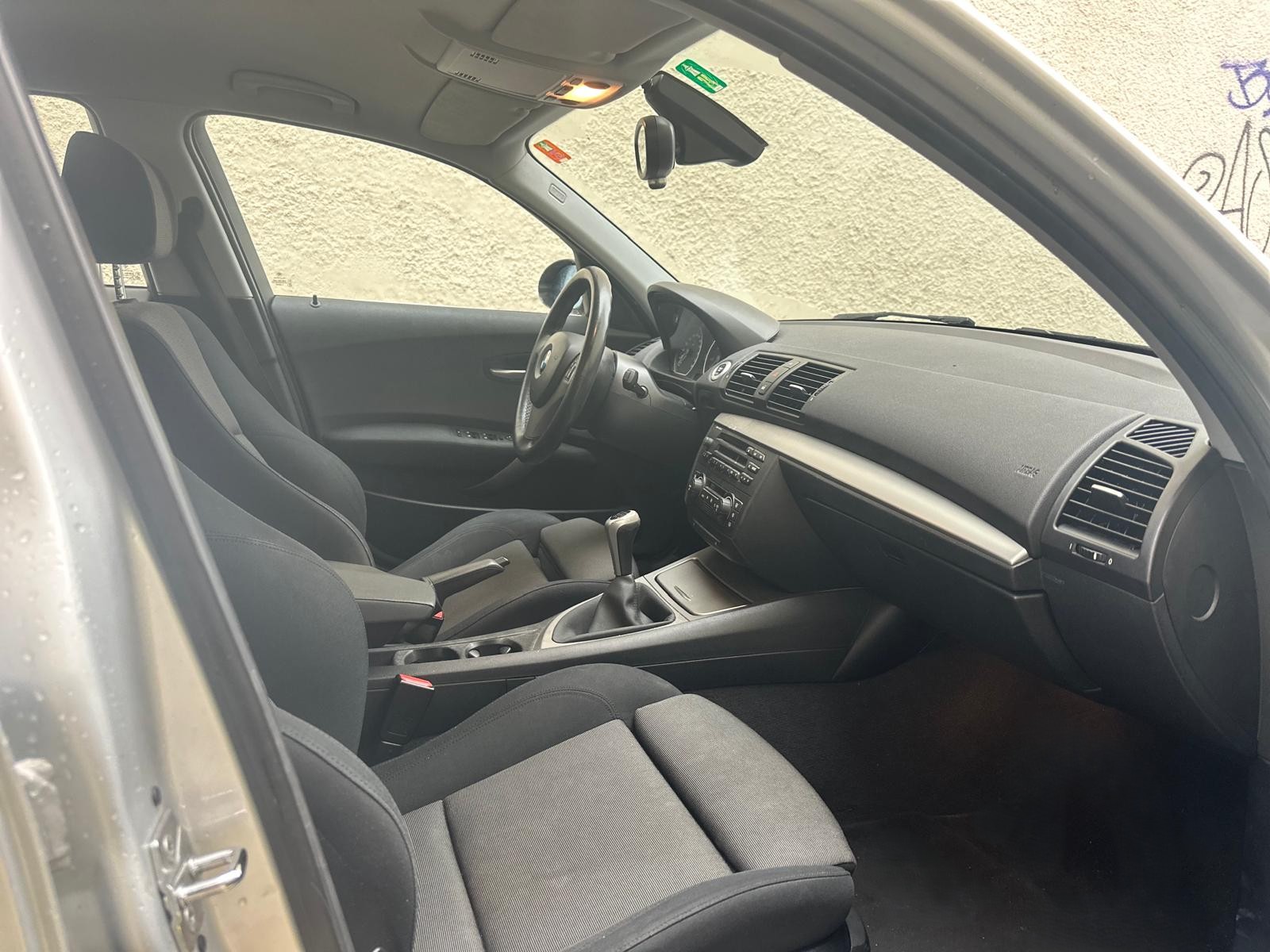 BMW 120i-image-9