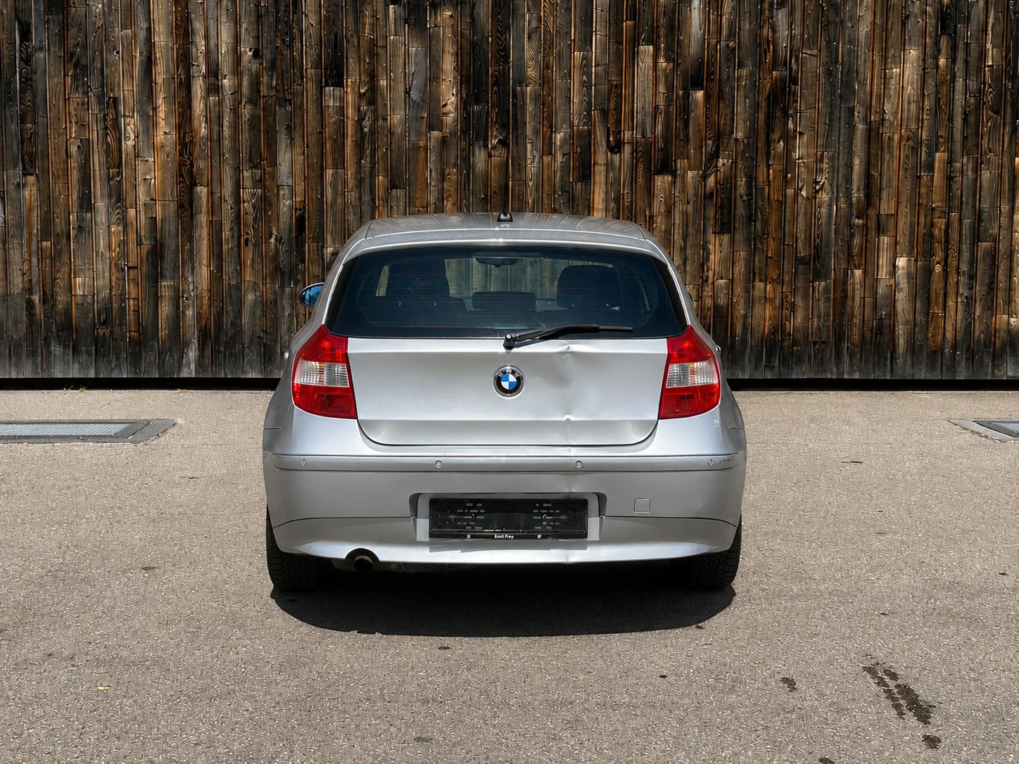 BMW 120i-showroom-element-3