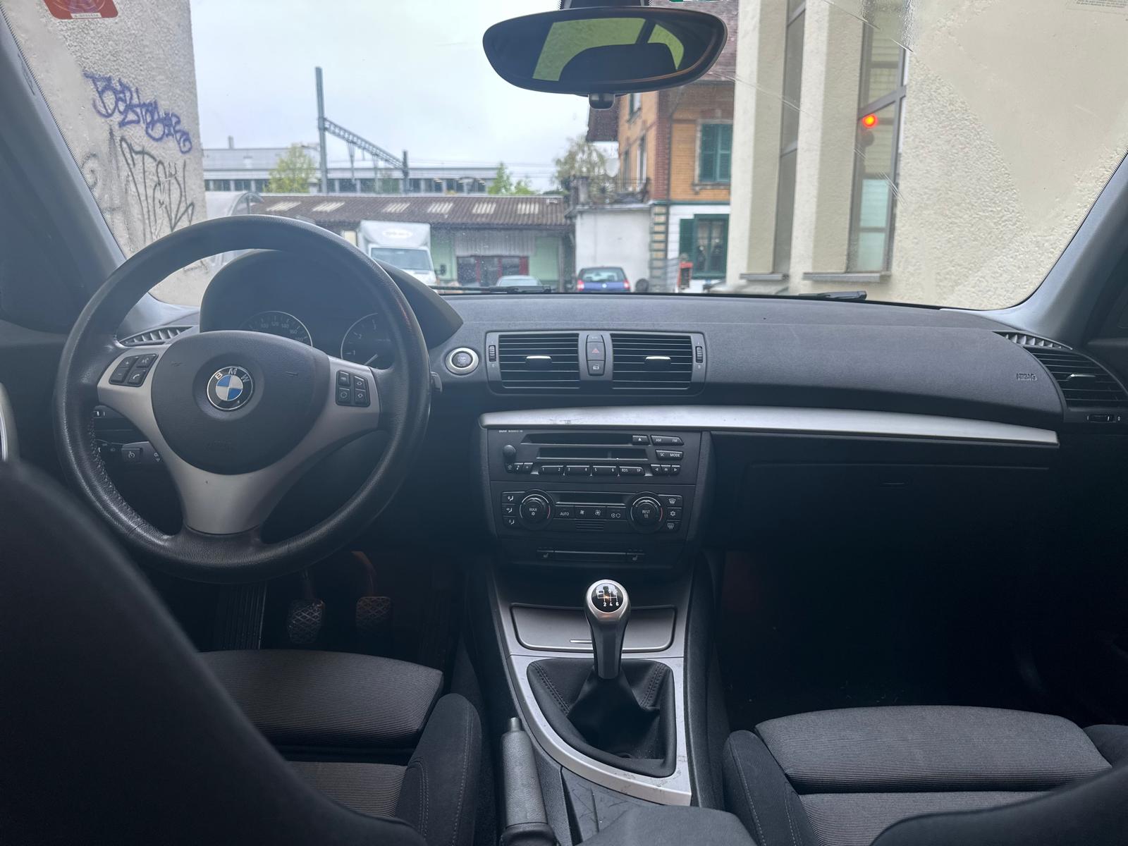 BMW 120i-image-5